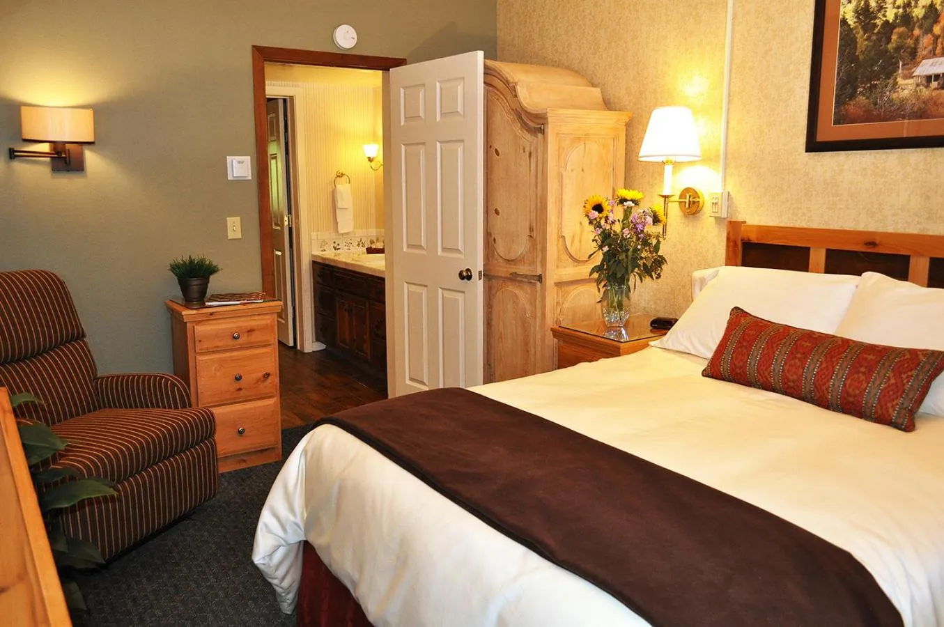 Bed in GetAways at Olympic Village Inn