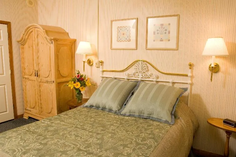 Bed in GetAways at Olympic Village Inn