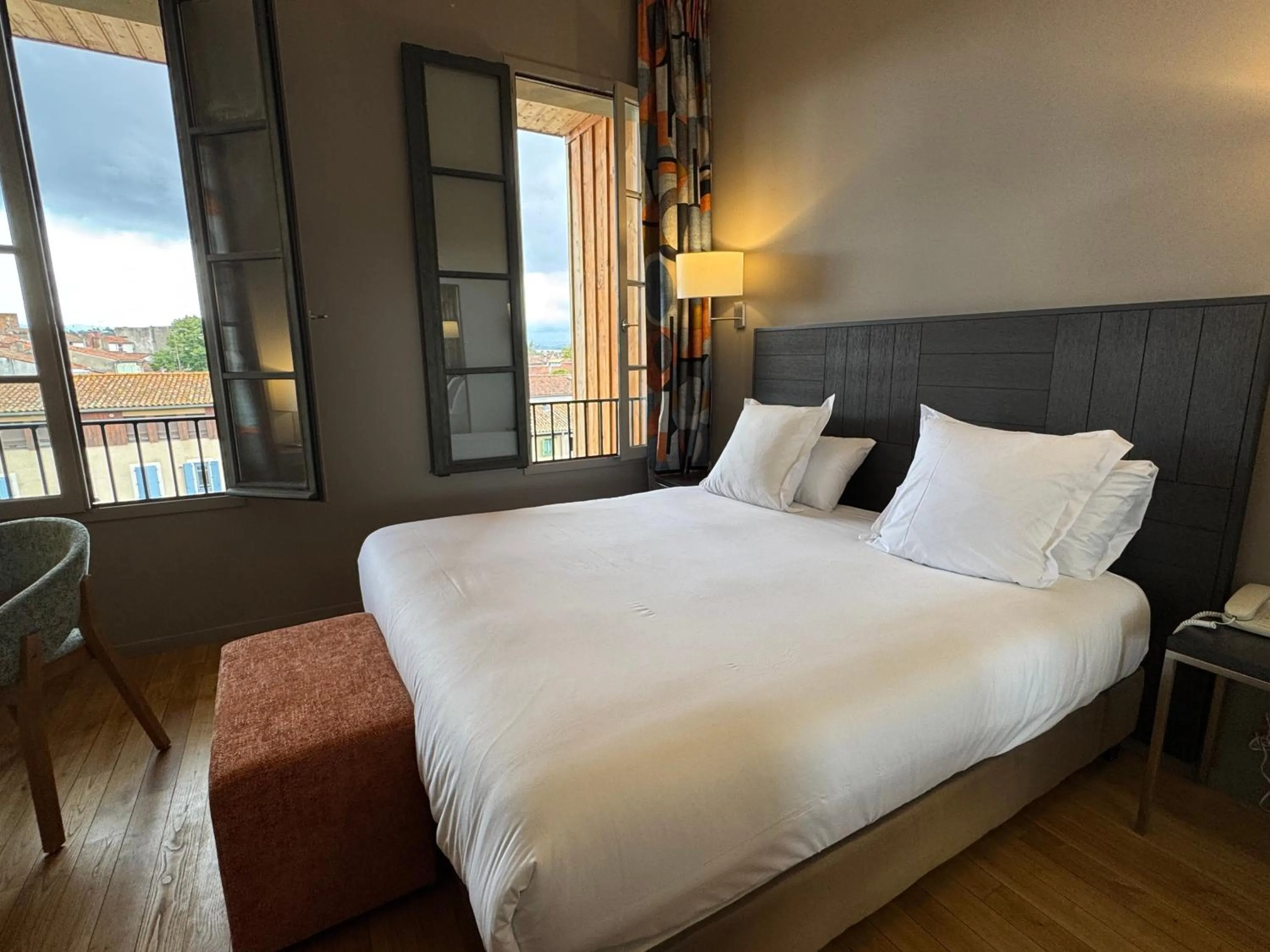 Bedroom, Bed in Grand Hotel de Castres