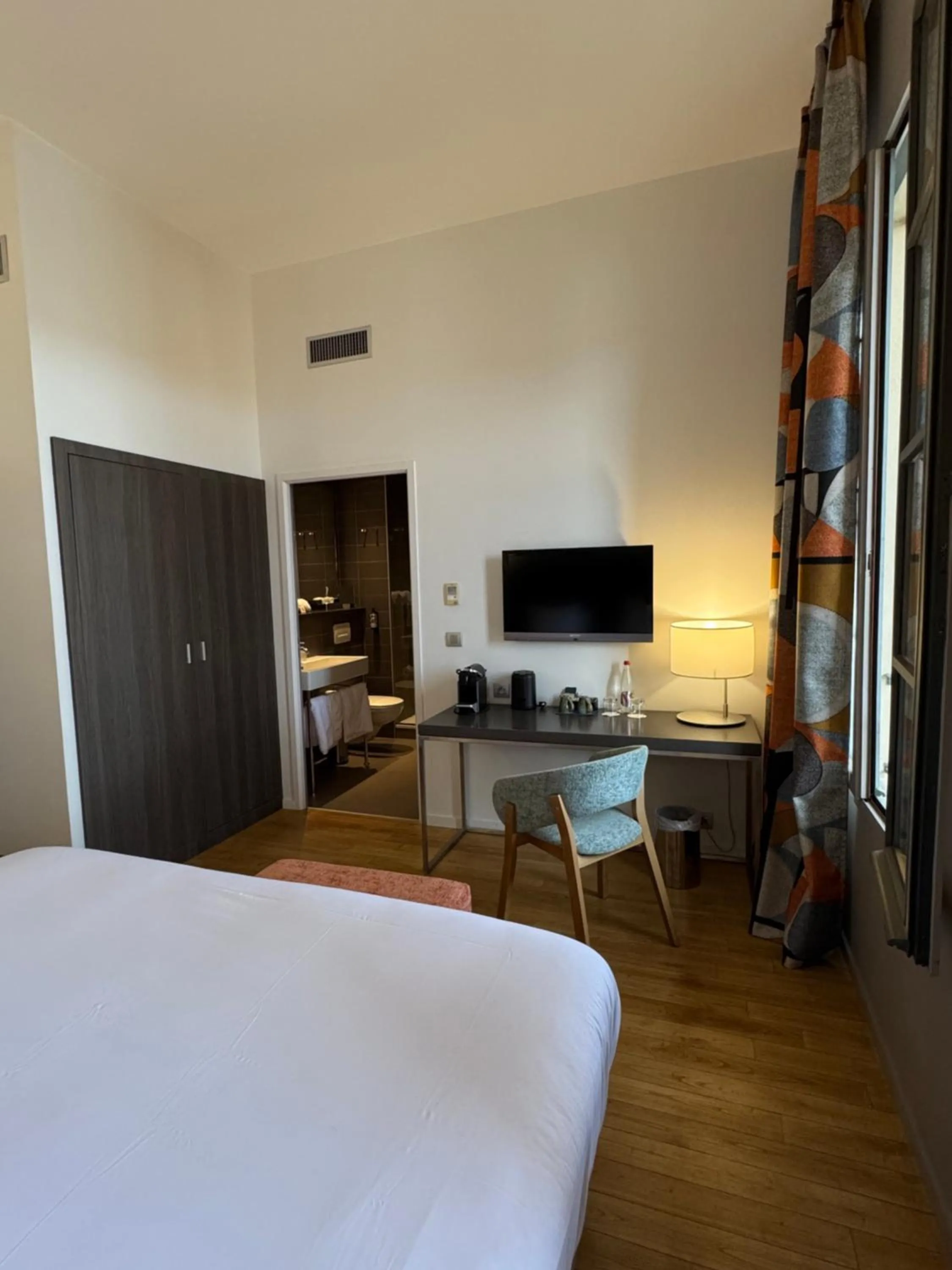 Photo of the whole room, Bed in Grand Hotel de Castres