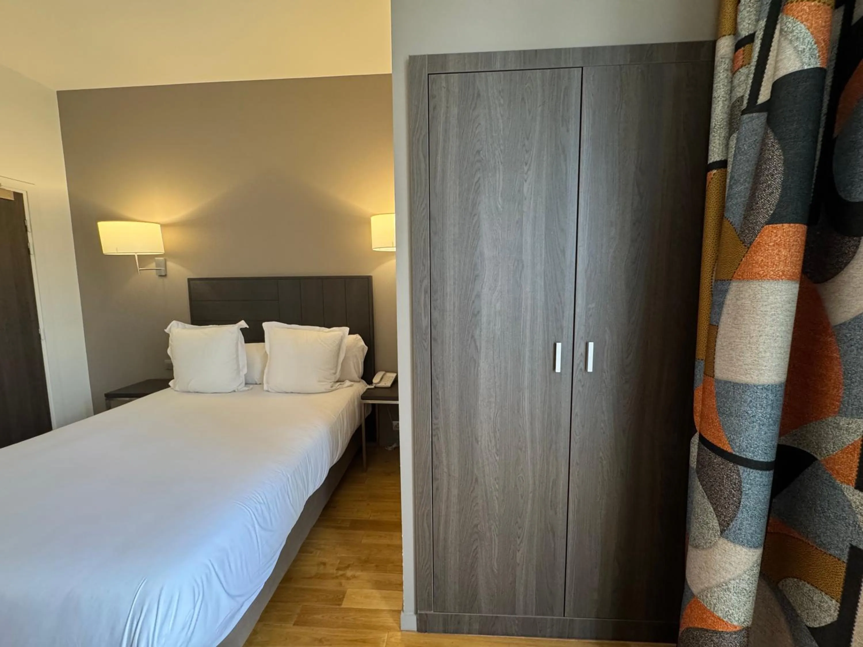 Bedroom, Bed in Grand Hotel de Castres