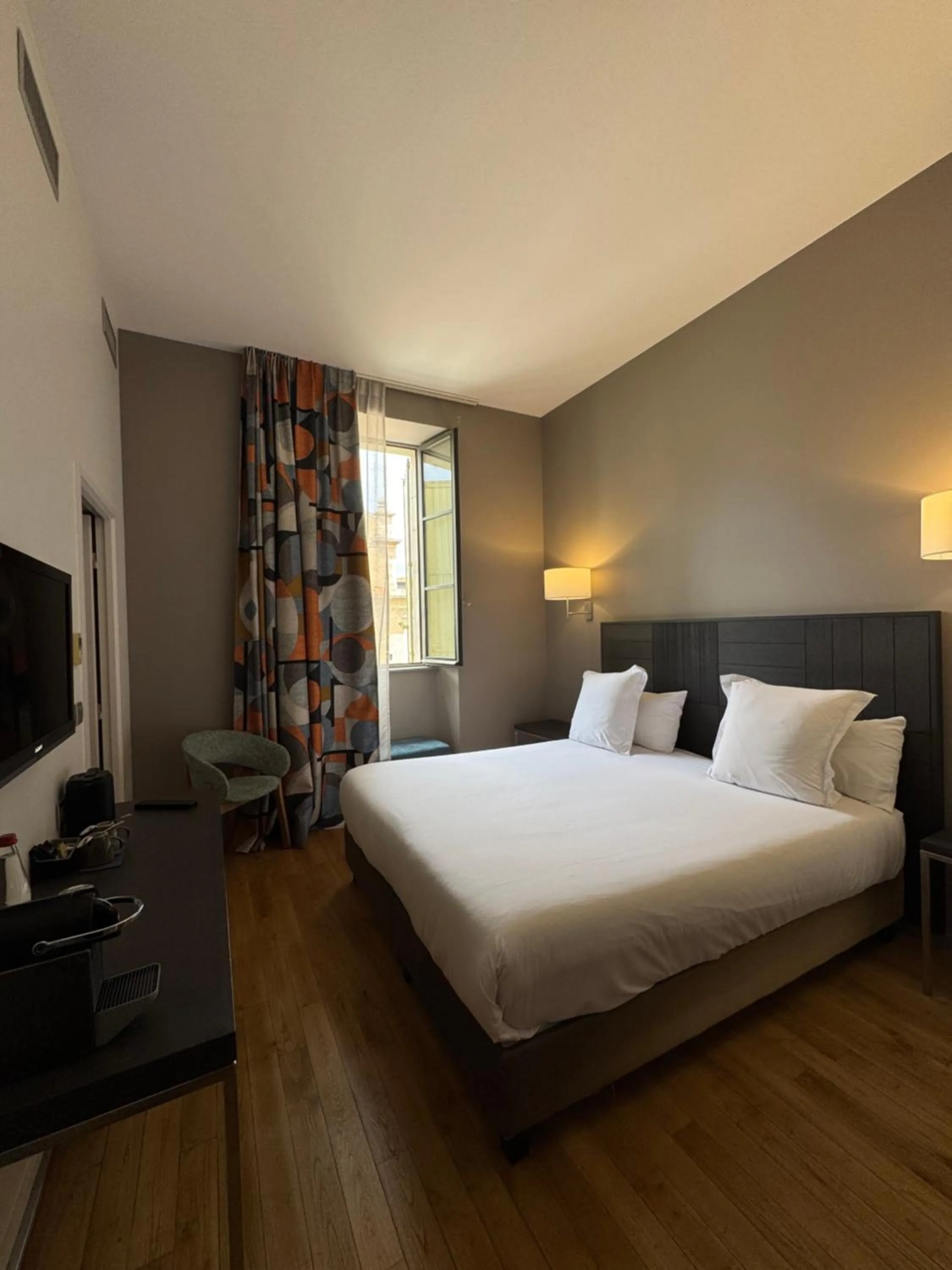 Photo of the whole room, Bed in Grand Hotel de Castres