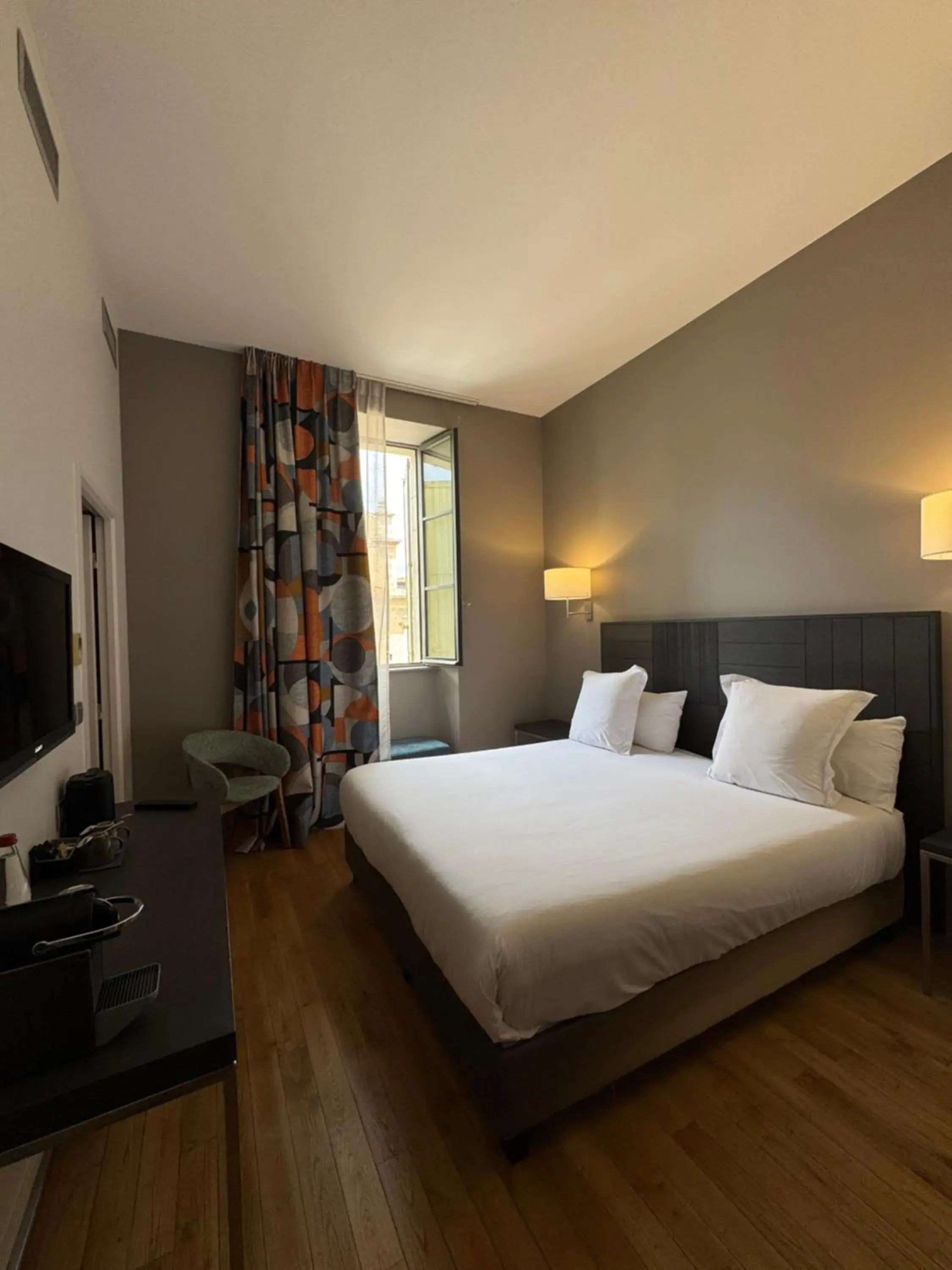 Superior Double Room in Grand Hotel de Castres Superior Double Room in Grand Hotel de Castres