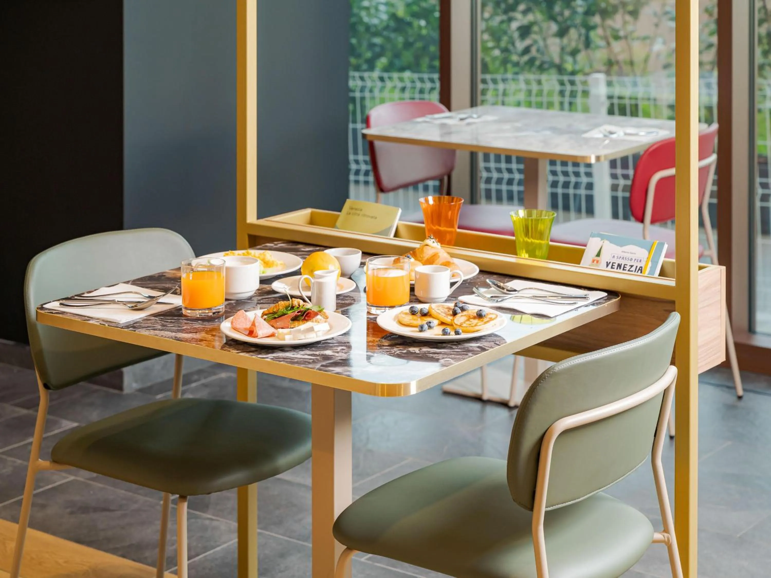 Restaurant/places to eat in B&B HOTEL Venezia Laguna