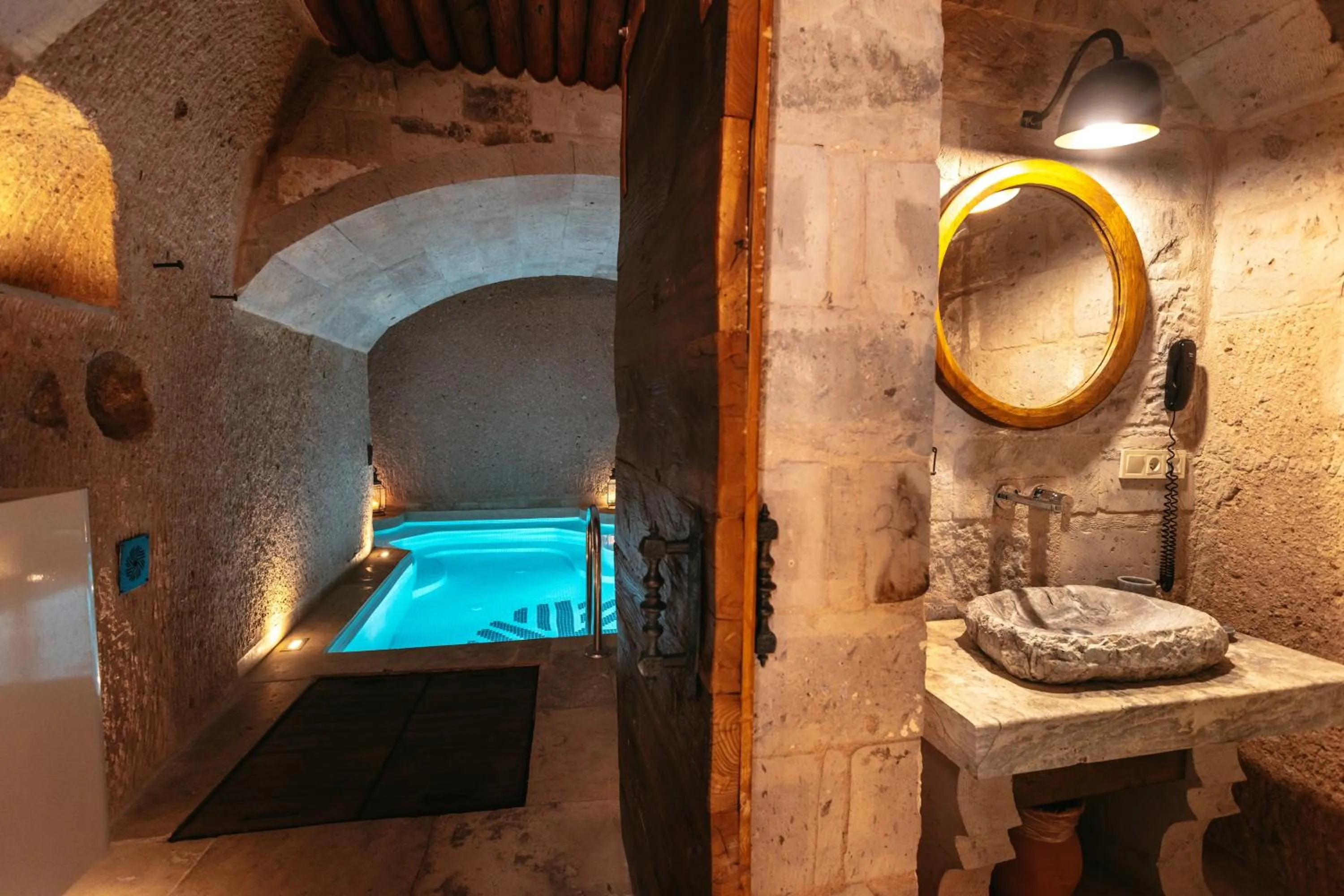 Bathroom in Millstone Cave Suites Hotel