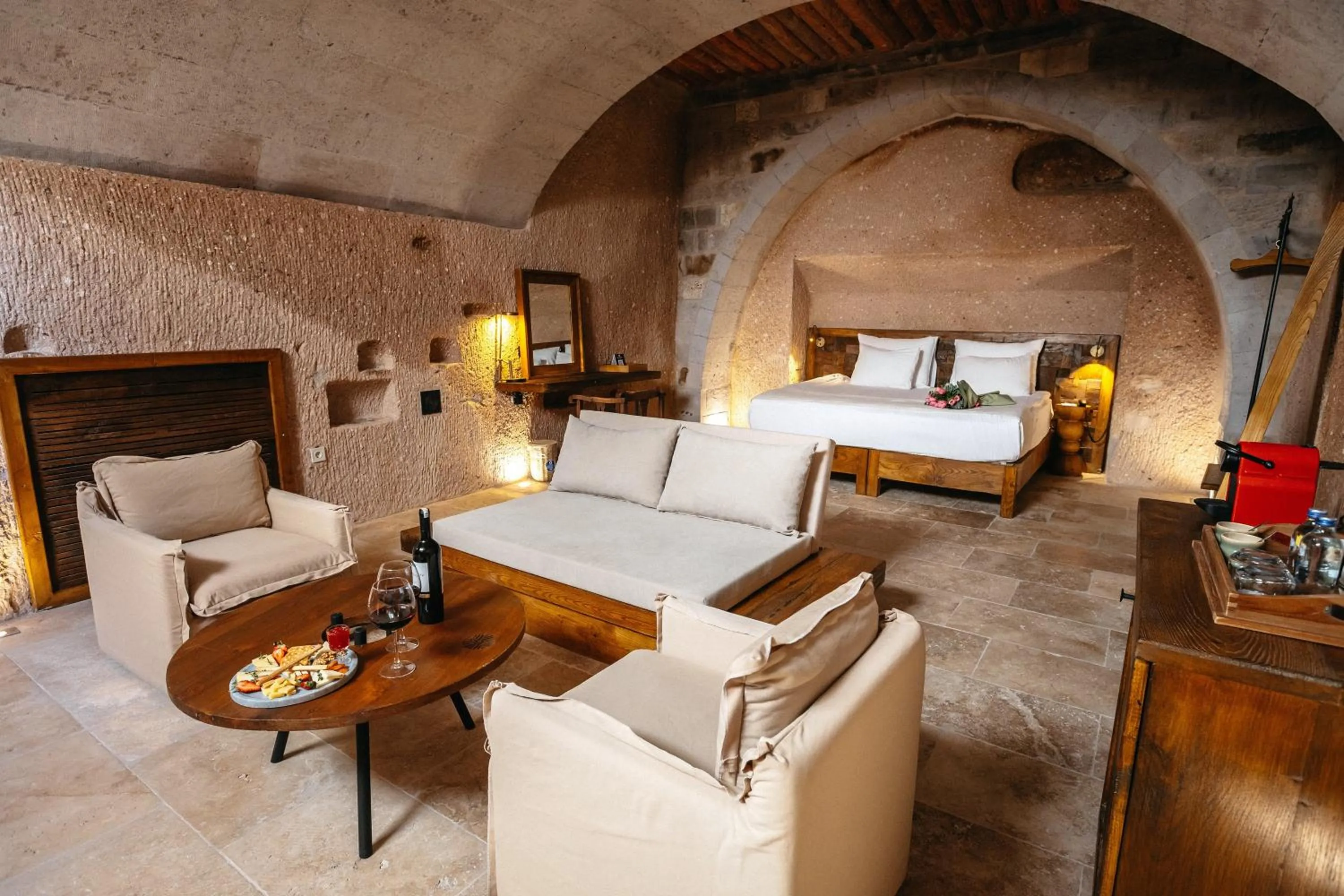 Bed in Millstone Cave Suites Hotel