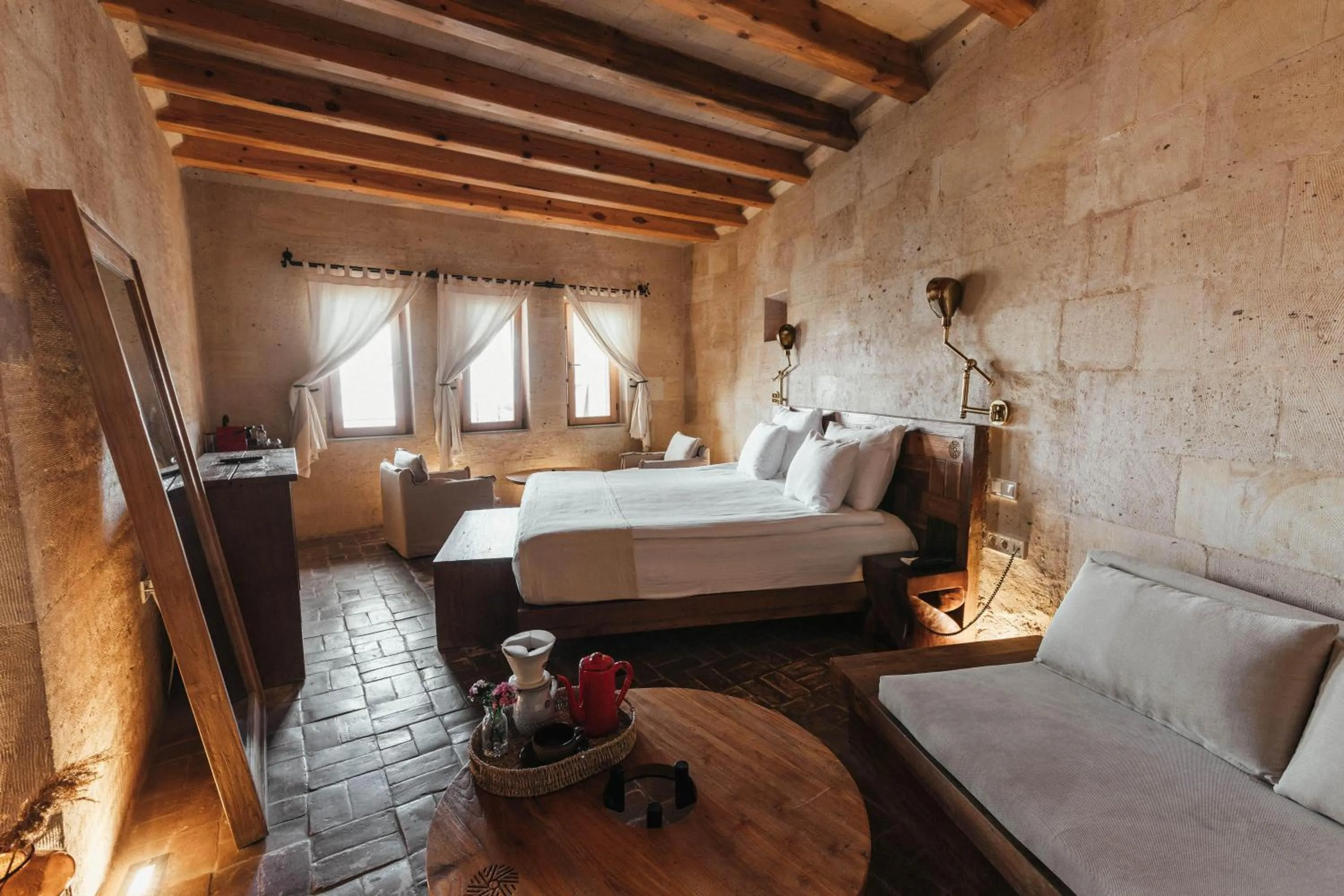 Photo of the whole room, Bed in Millstone Cave Suites Hotel