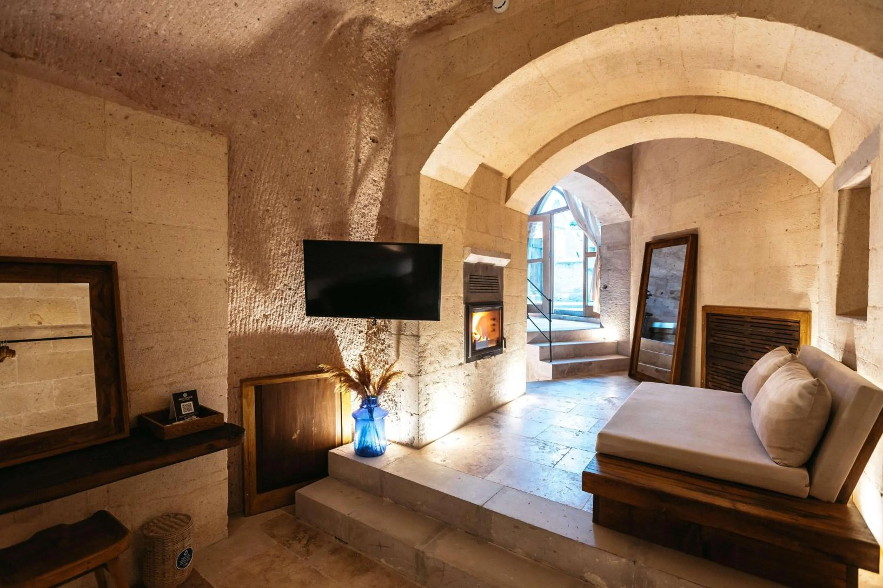 Photo of the whole room, Bed in Millstone Cave Suites Hotel