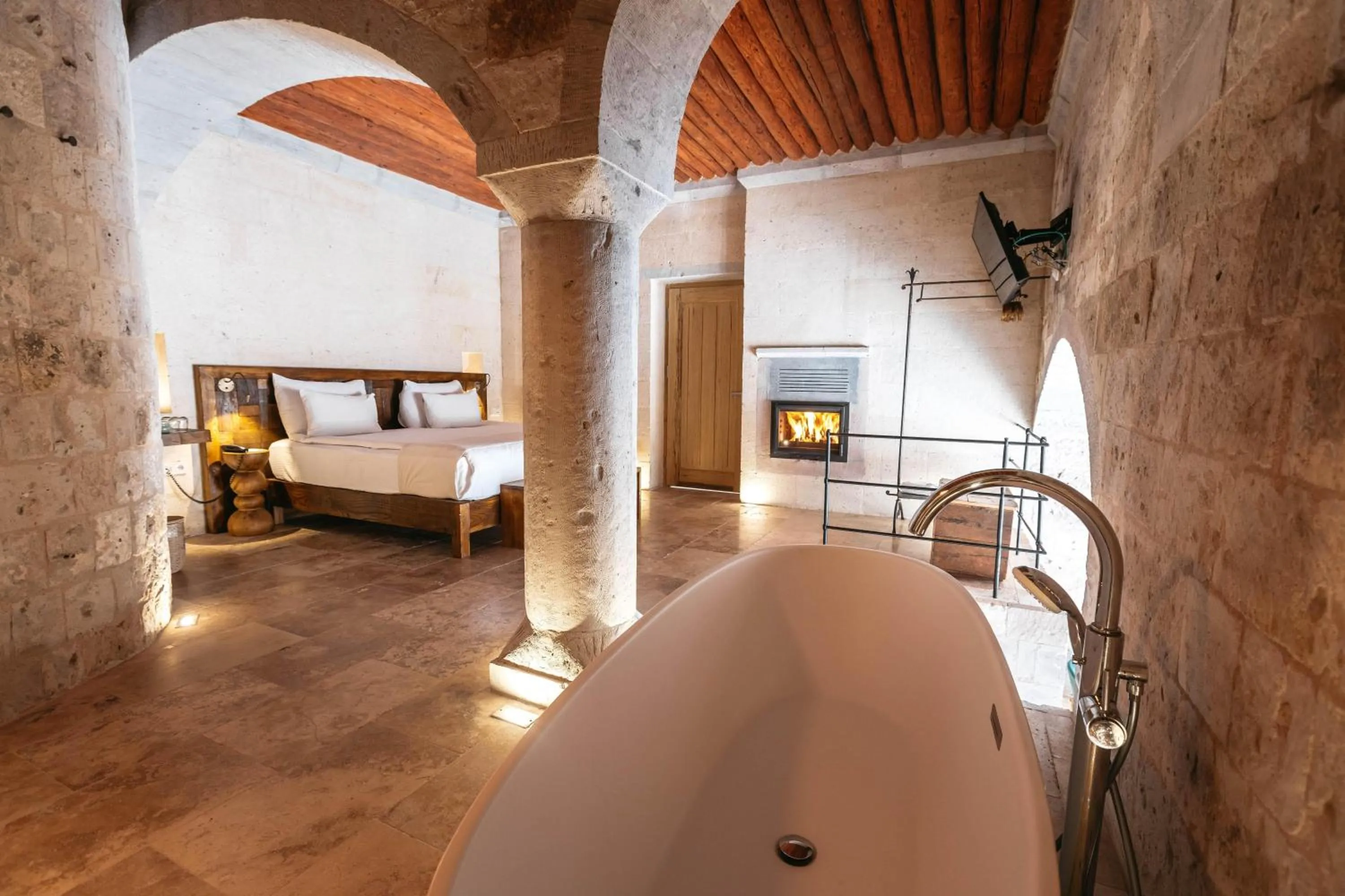 Photo of the whole room, Bed in Millstone Cave Suites Hotel