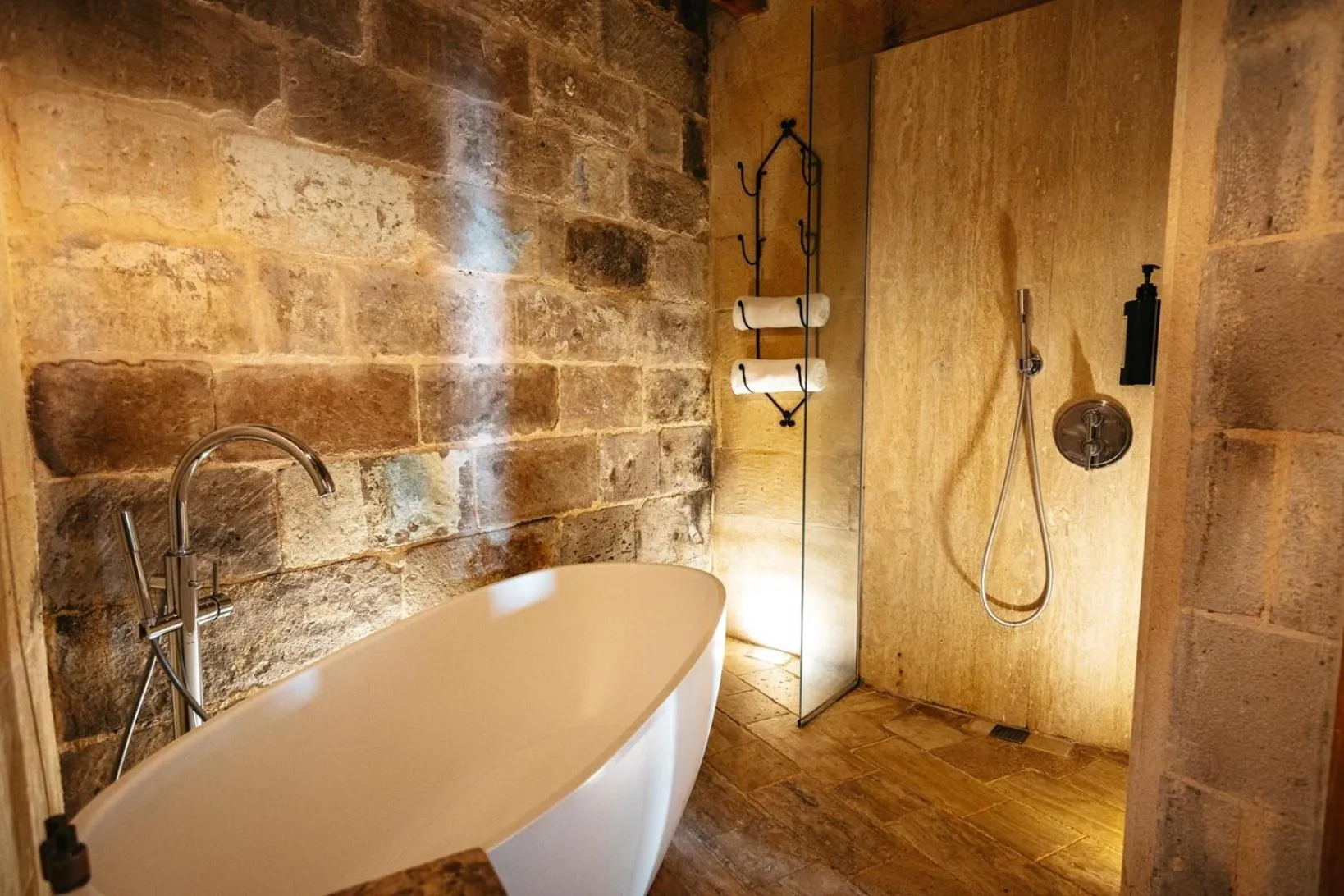 Shower in Millstone Cave Suites Hotel