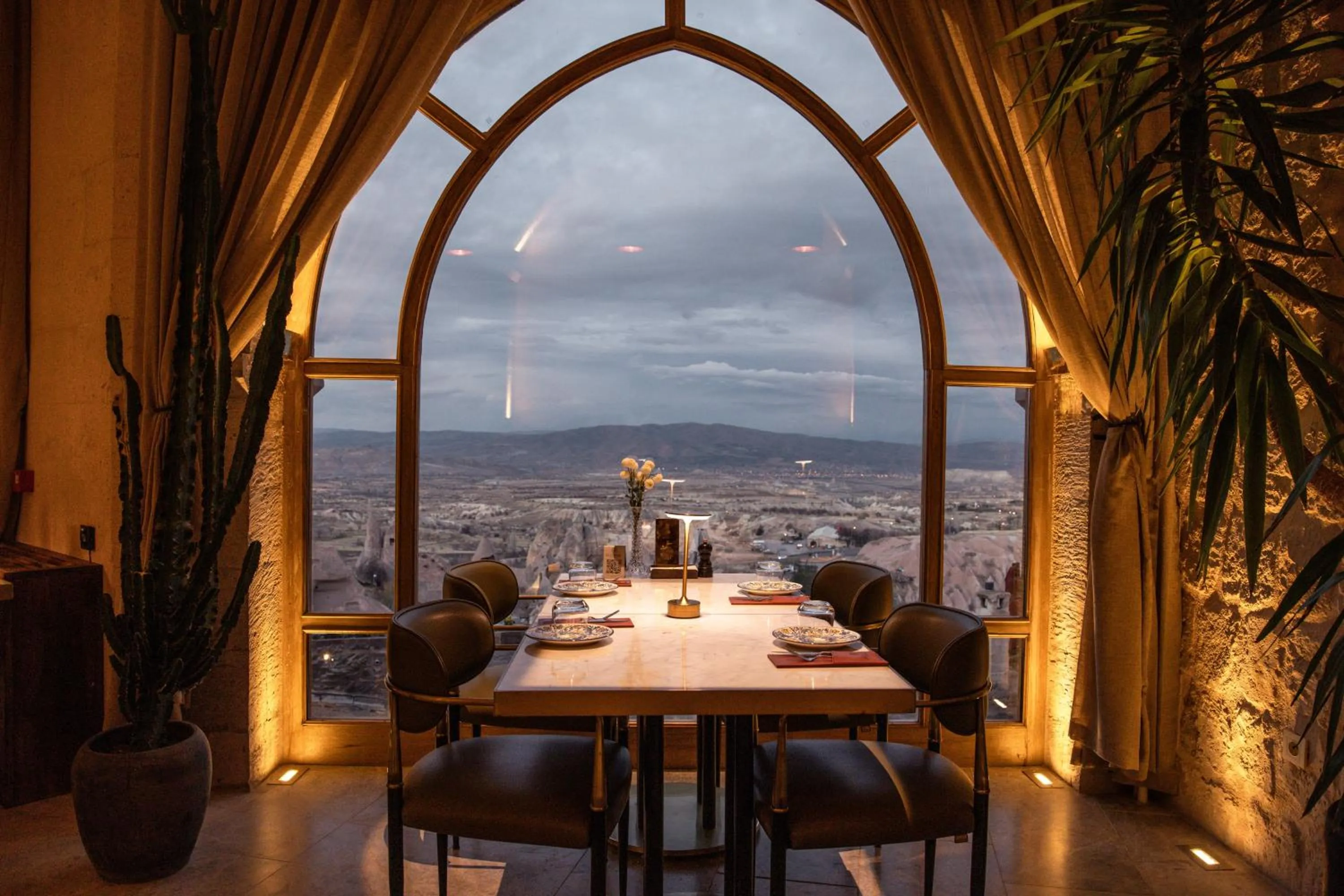 Restaurant/places to eat in Millstone Cave Suites Hotel