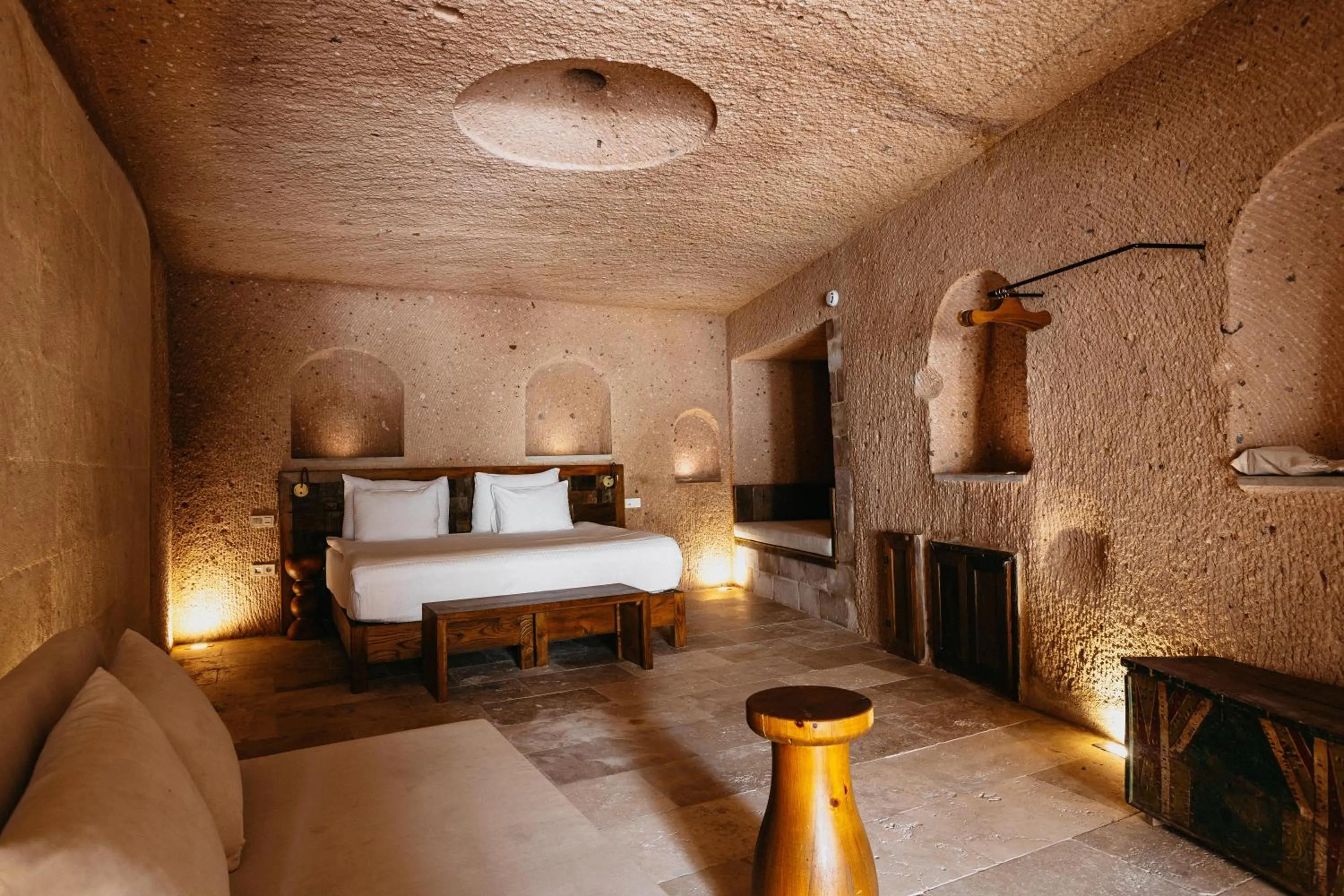 Photo of the whole room, Bed in Millstone Cave Suites Hotel