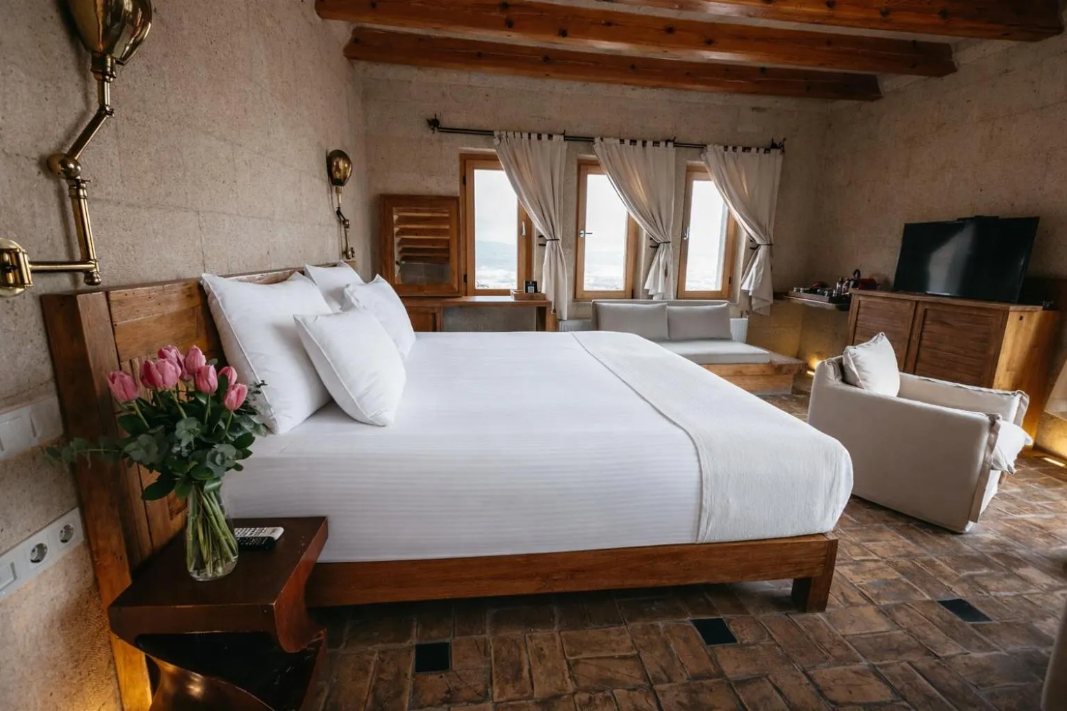 Photo of the whole room, Bed in Millstone Cave Suites Hotel