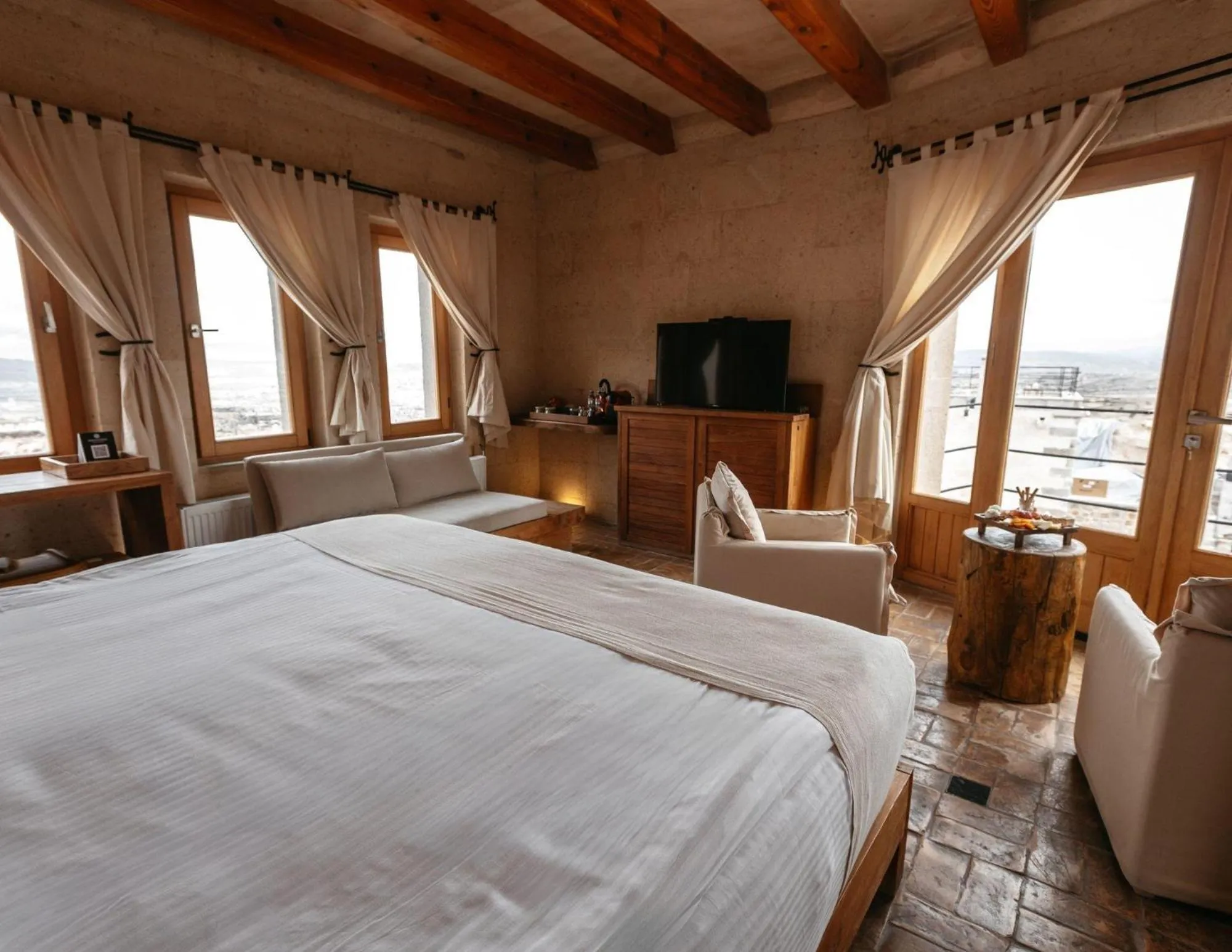 Photo of the whole room, Bed in Millstone Cave Suites Hotel