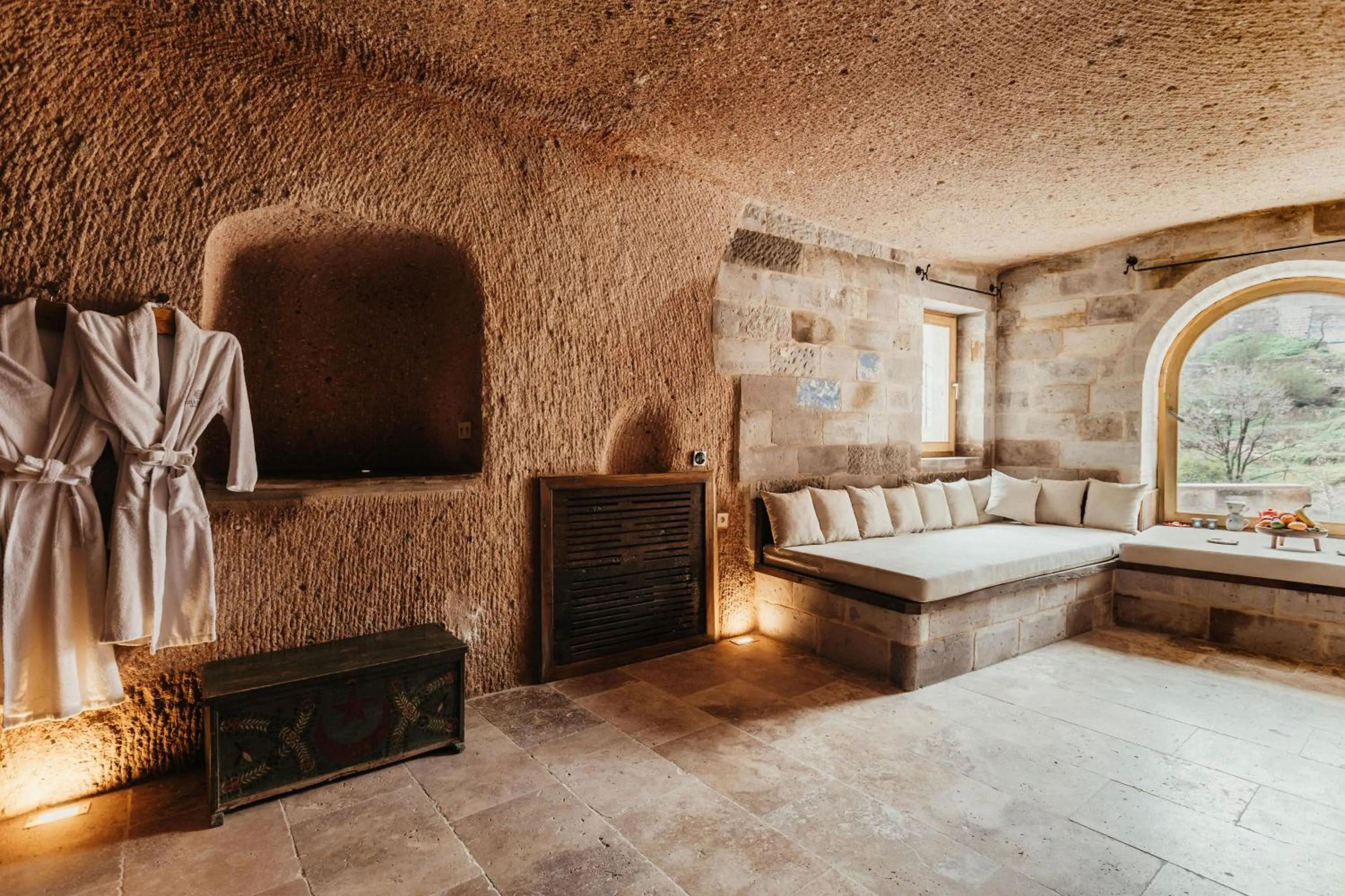 Photo of the whole room, Bed in Millstone Cave Suites Hotel