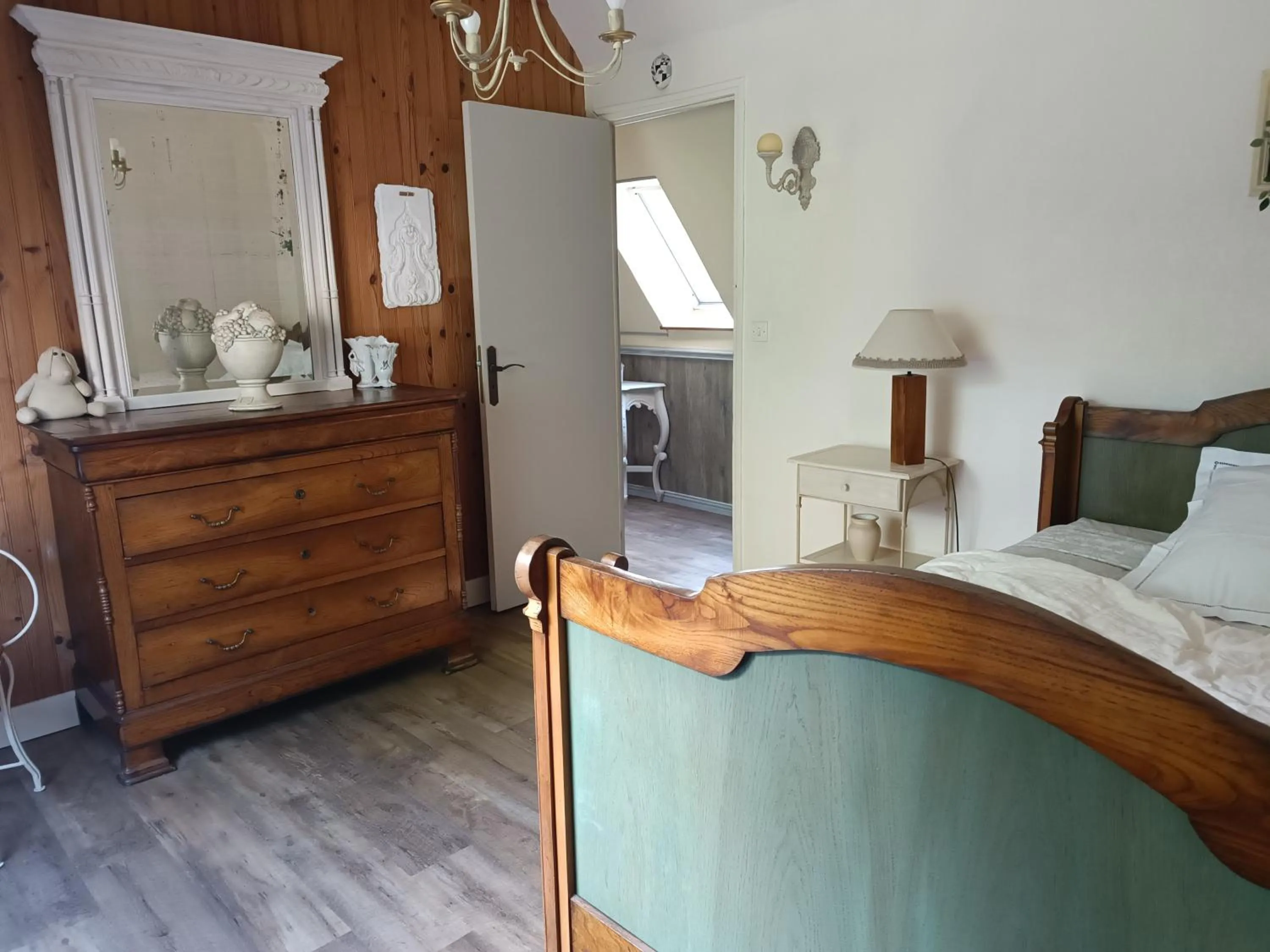 Bedroom, Bed in Maison dans un environnement boisé très calme
