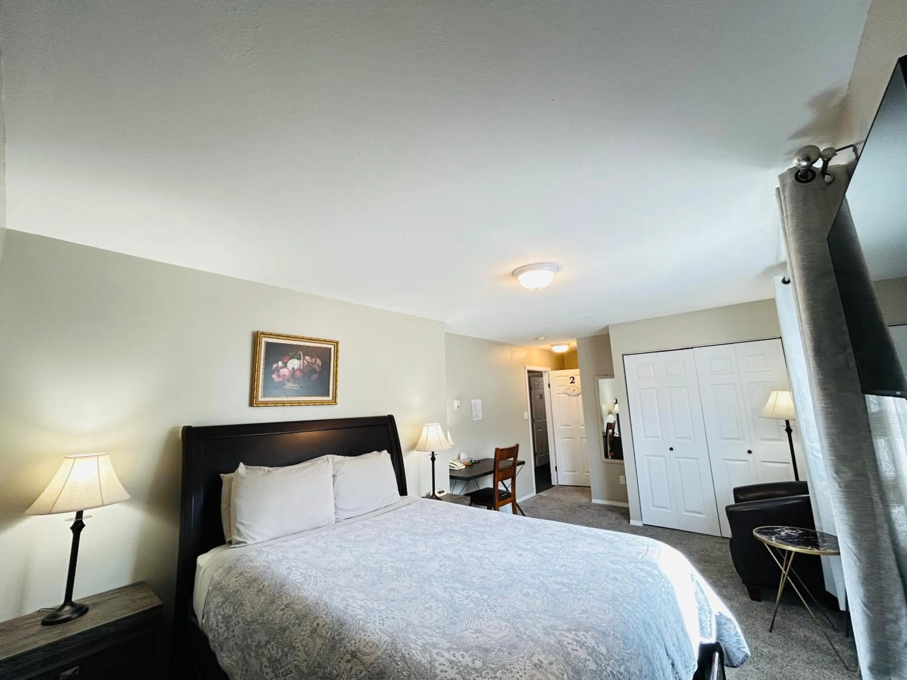 Bed in Midnight Sun Inn