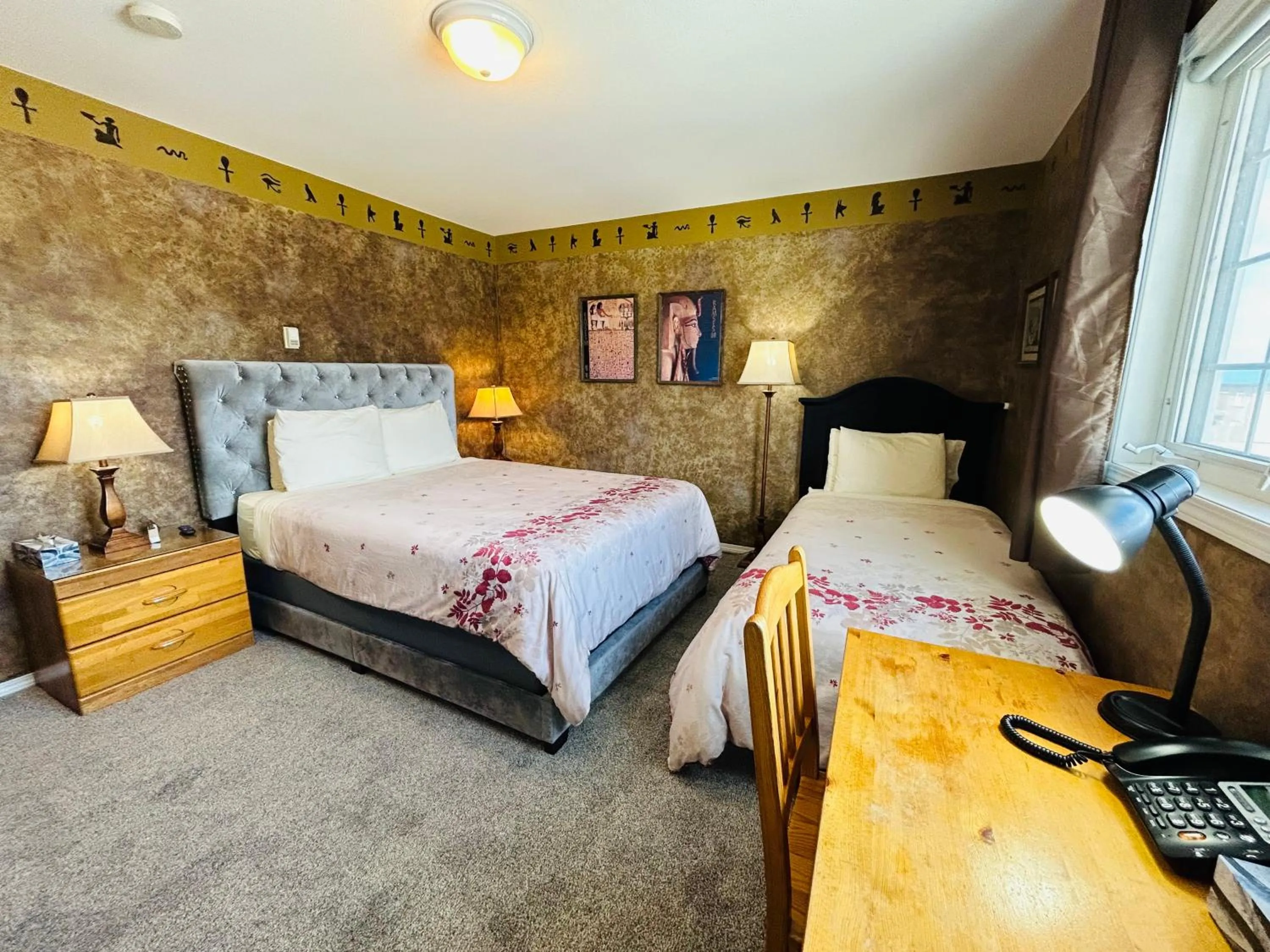 Bed in Midnight Sun Inn