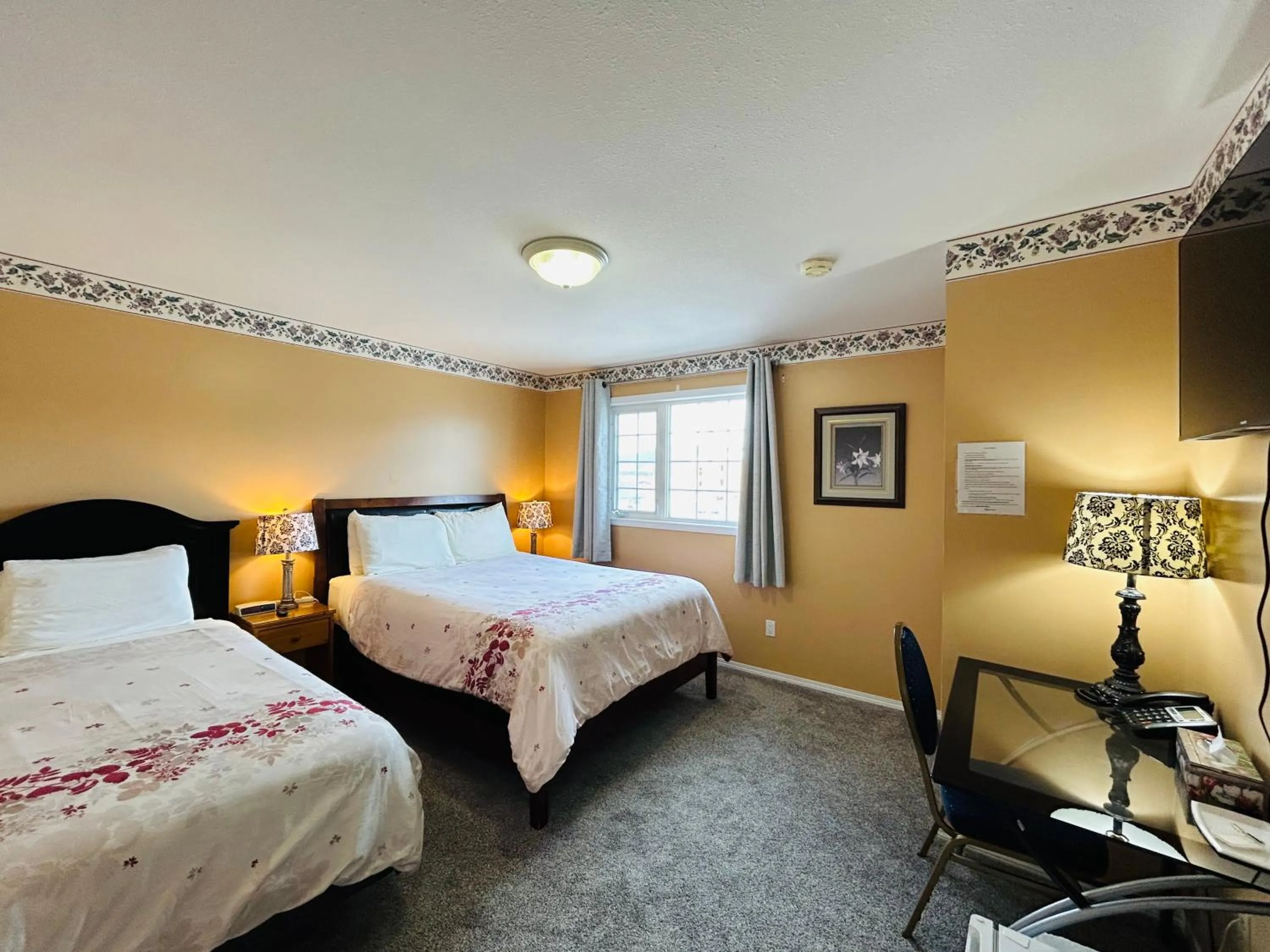 Bed in Midnight Sun Inn