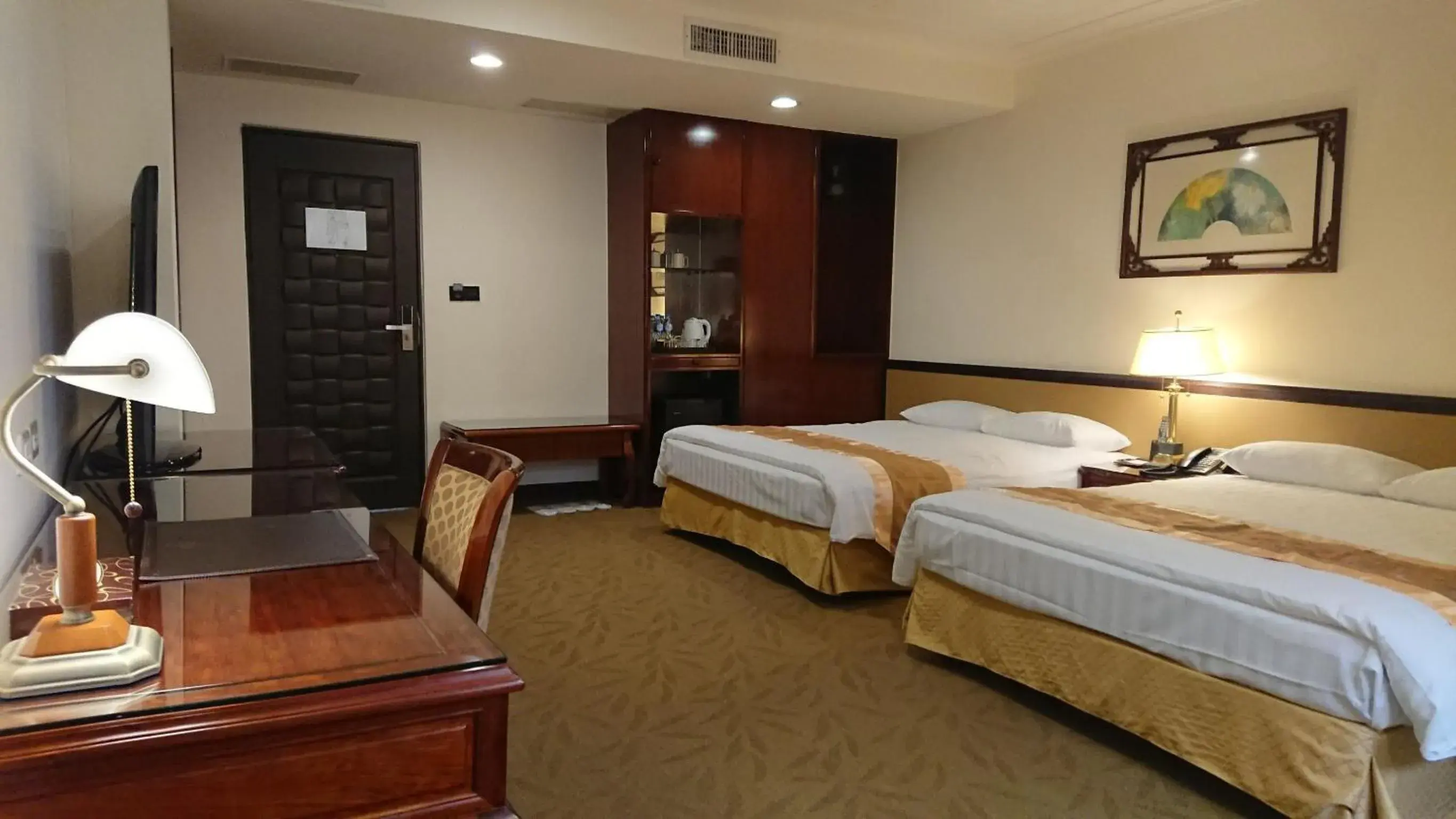 Photo of the whole room, Bed in King's Paradise Hotel