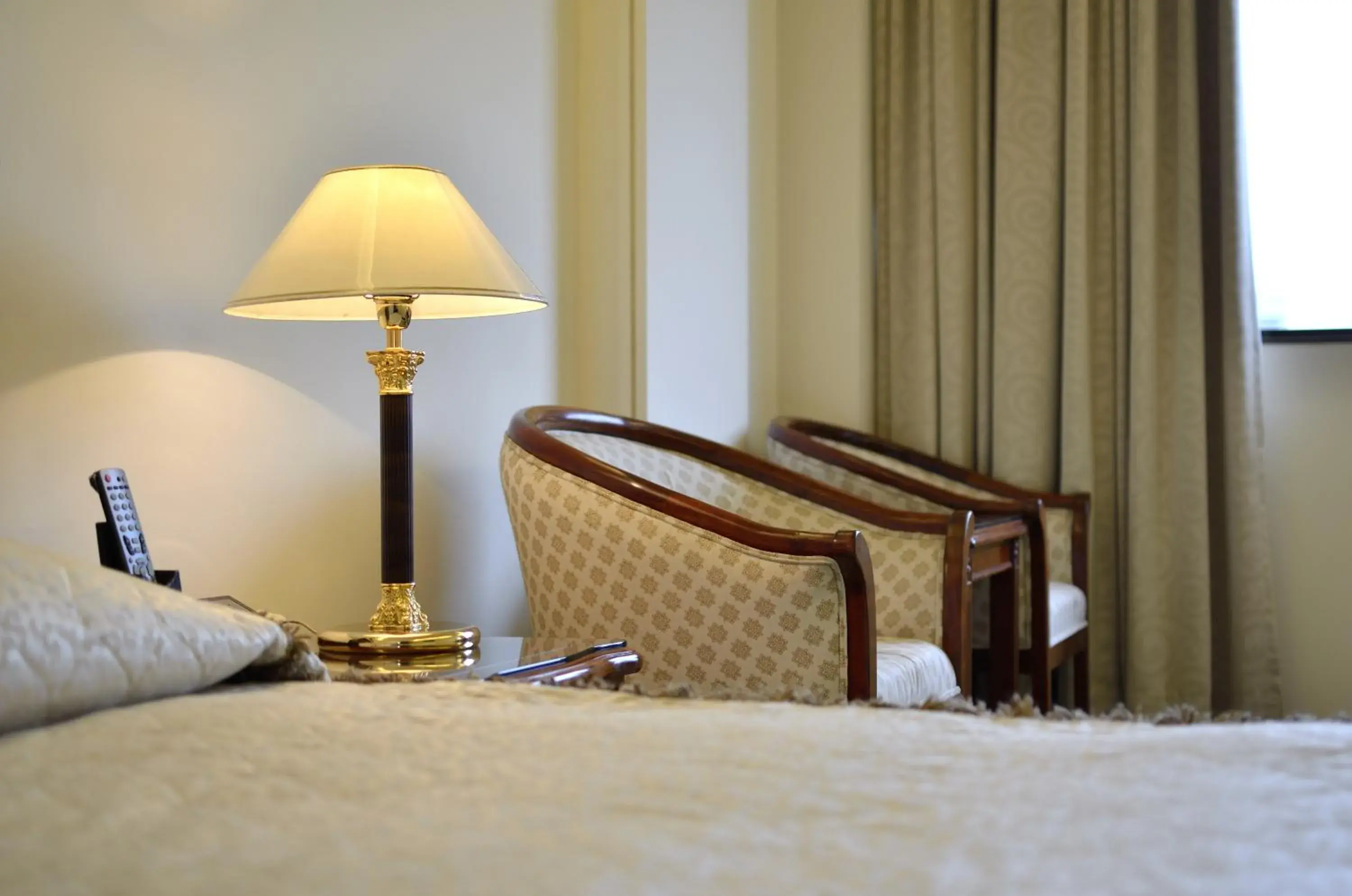 Seating area, Bed in King's Paradise Hotel