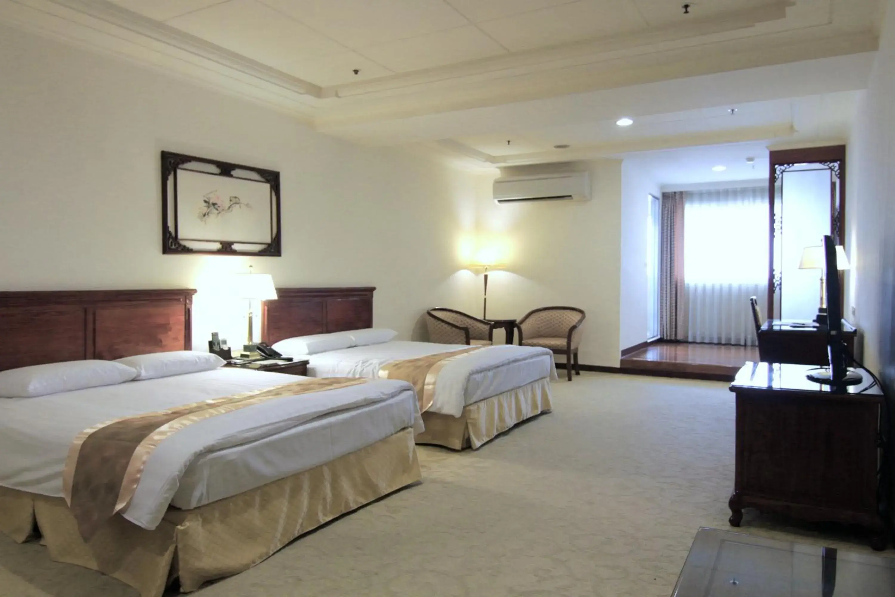 Photo of the whole room, Bed in King's Paradise Hotel