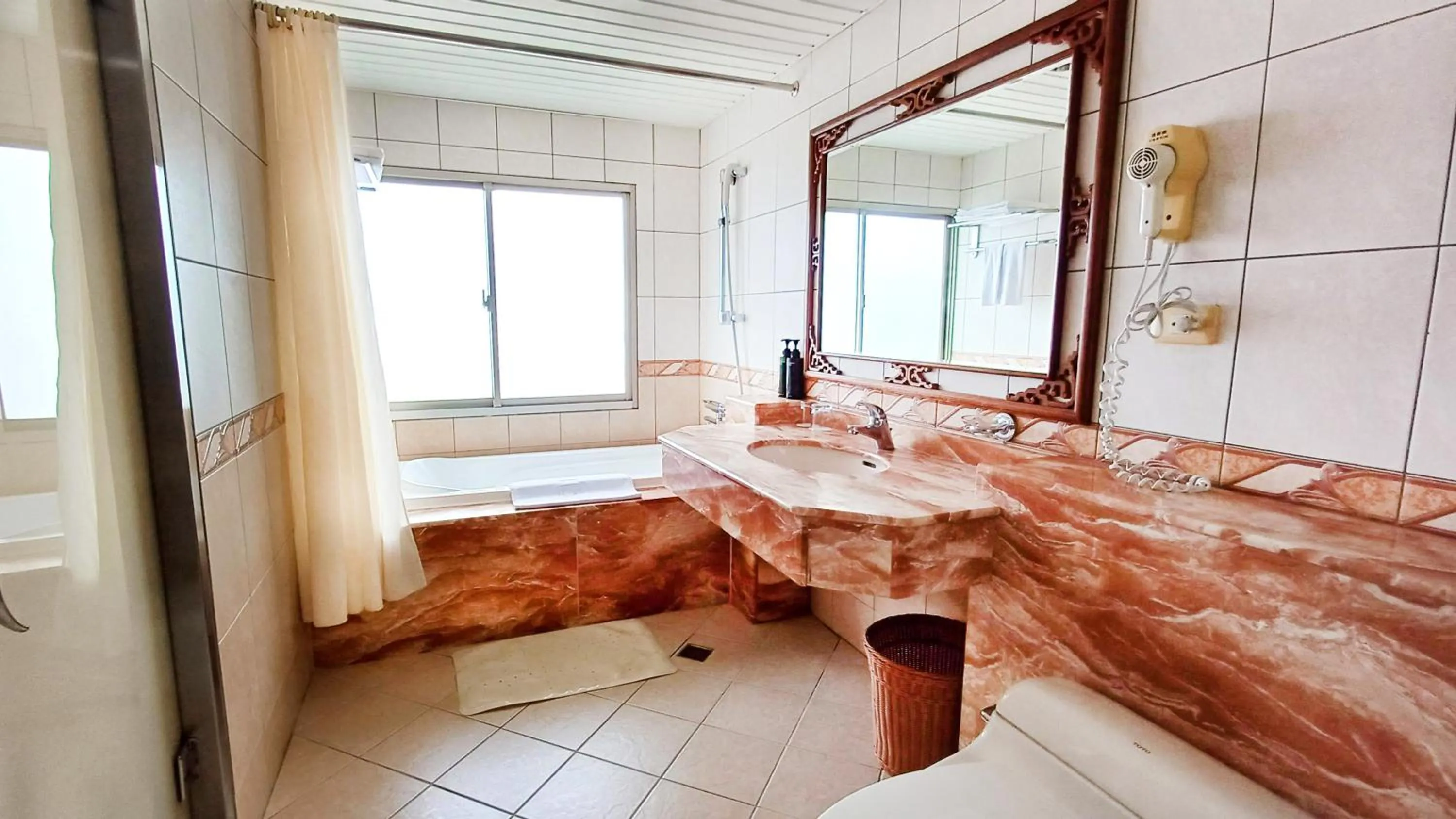 room service in Hi-YES HOTEL TAOYUAN