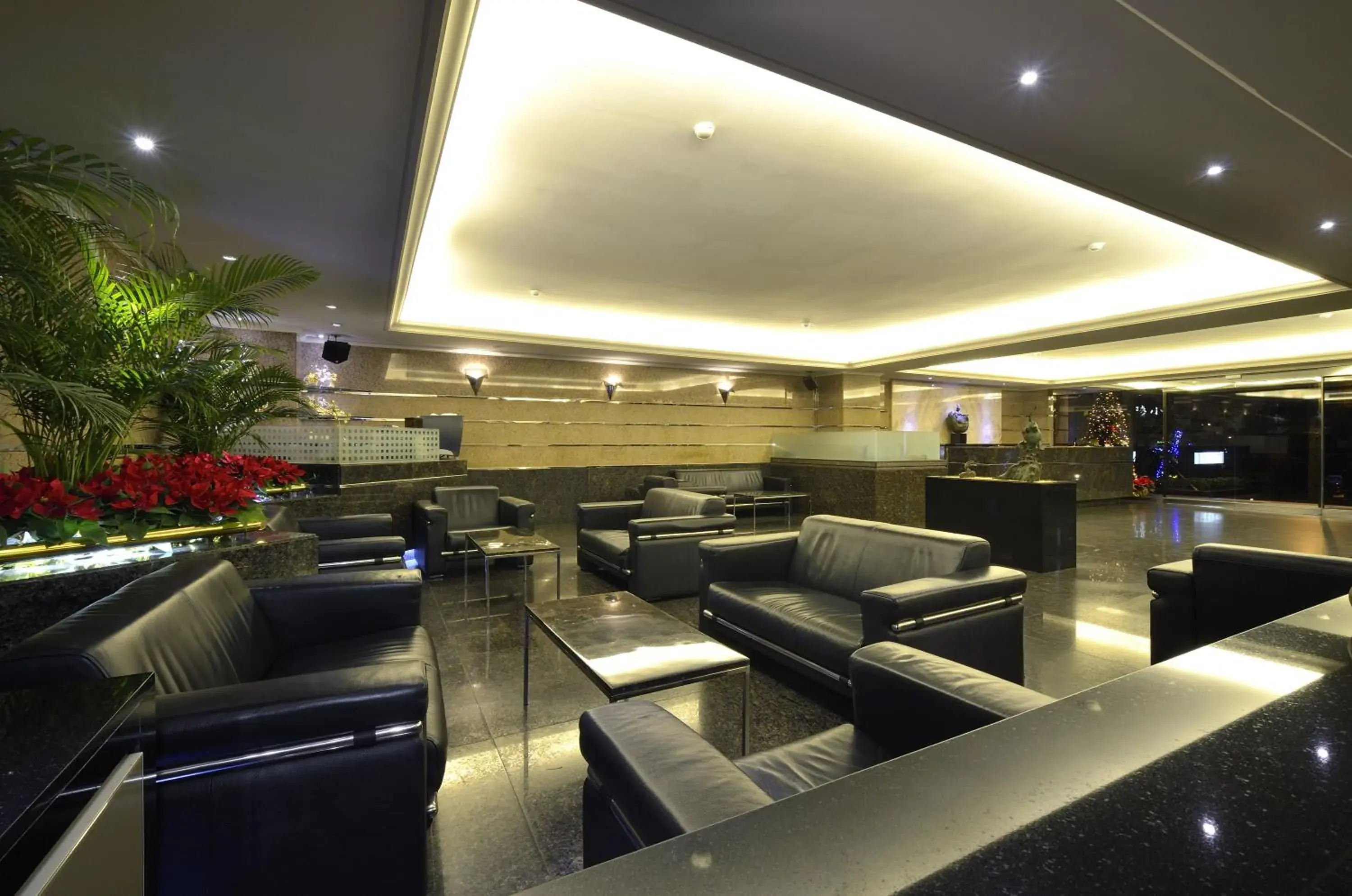 Lobby or reception, Lounge/Bar in King's Paradise Hotel