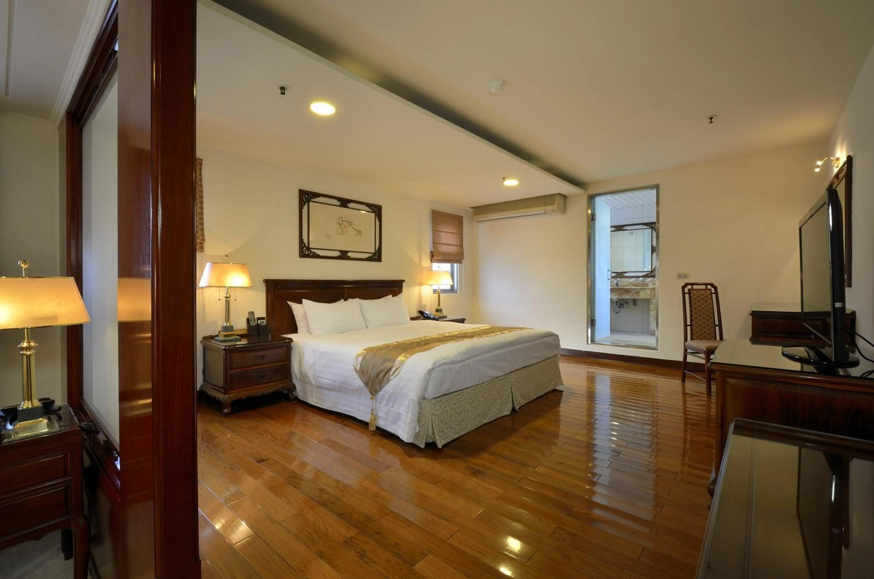 Photo of the whole room, Bed in King's Paradise Hotel