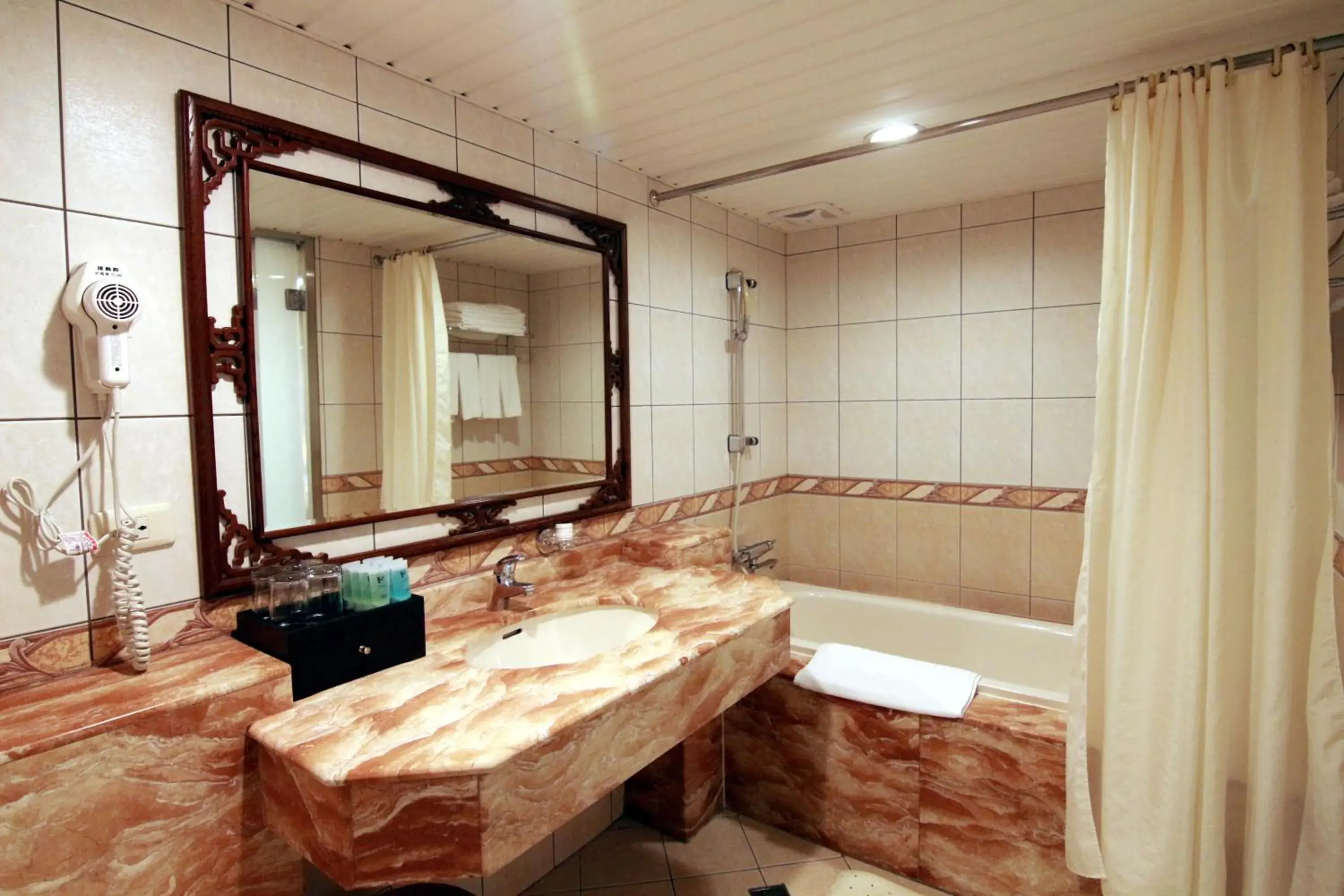 Bathroom in King's Paradise Hotel