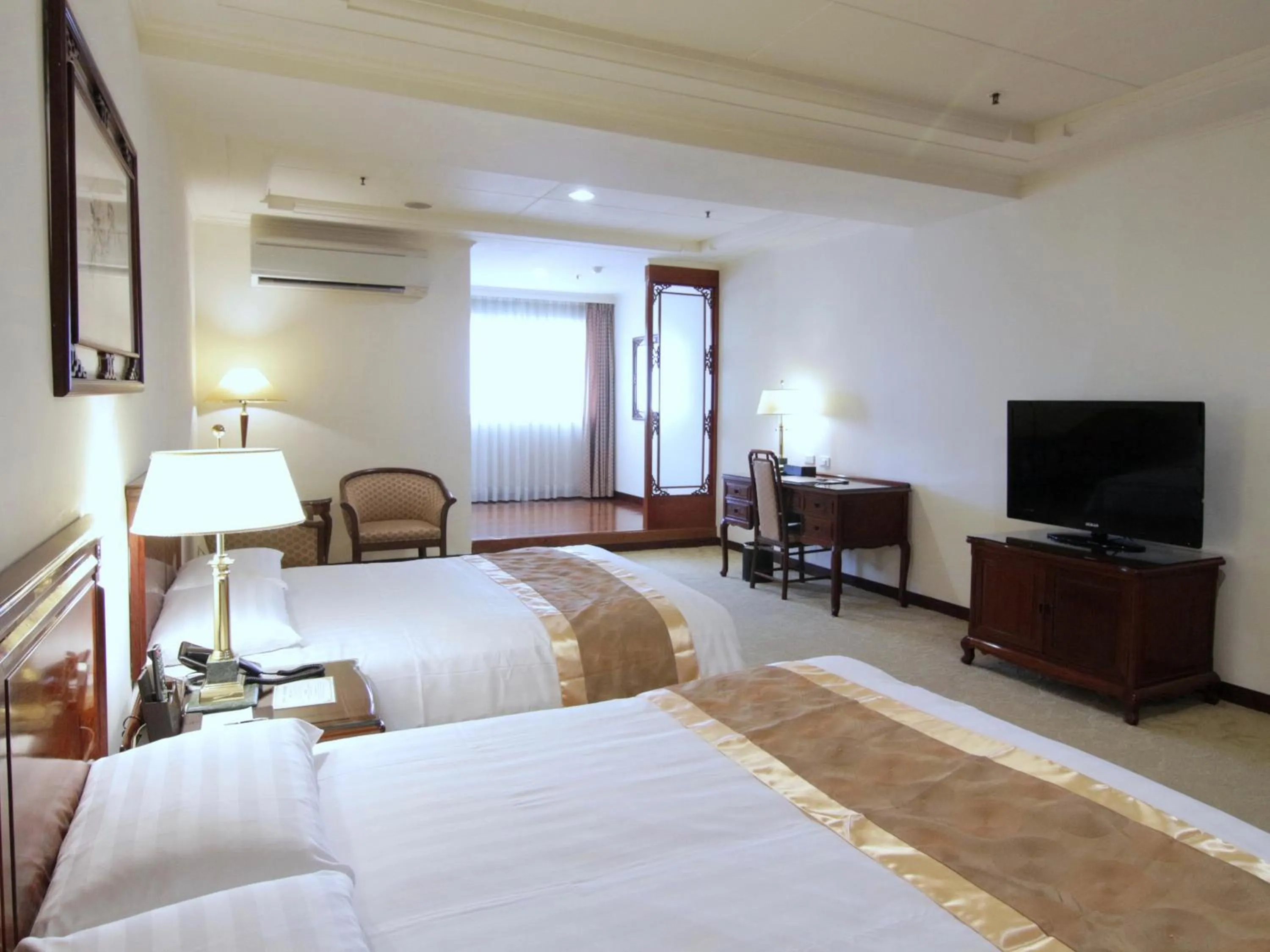 bunk bed, Bed in King's Paradise Hotel