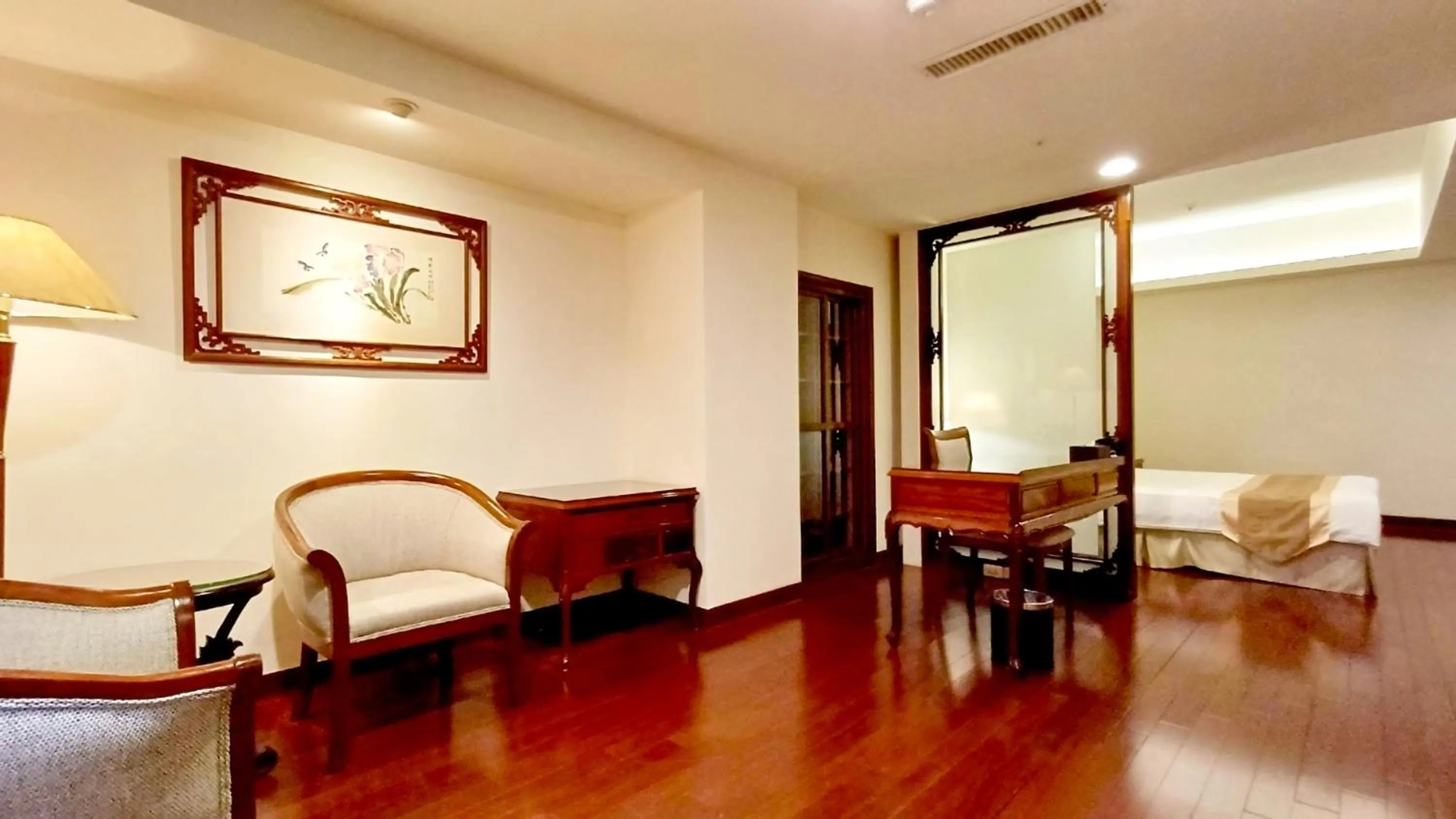 room service in Hi-YES HOTEL TAOYUAN