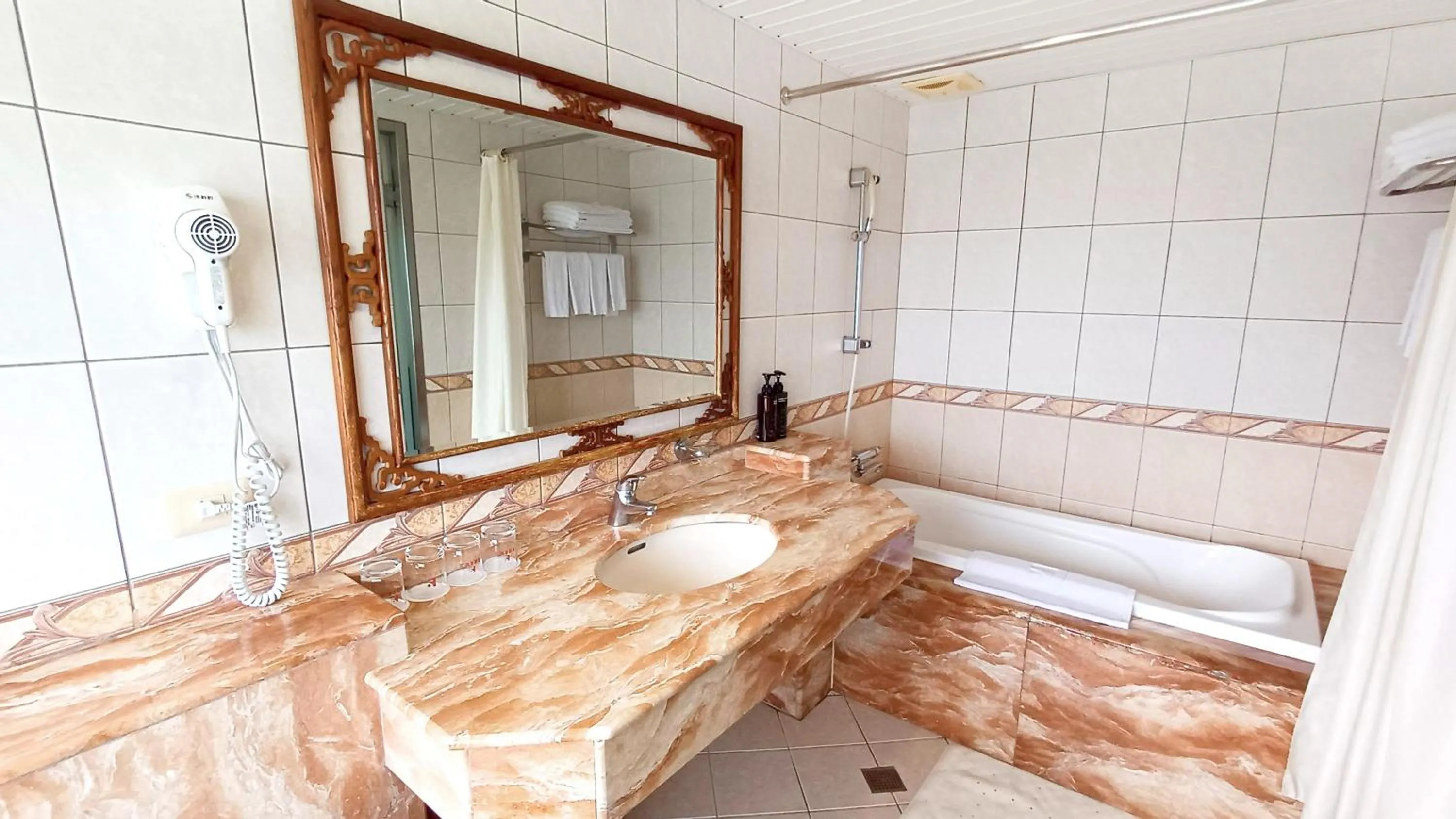 room service in Hi-YES HOTEL TAOYUAN