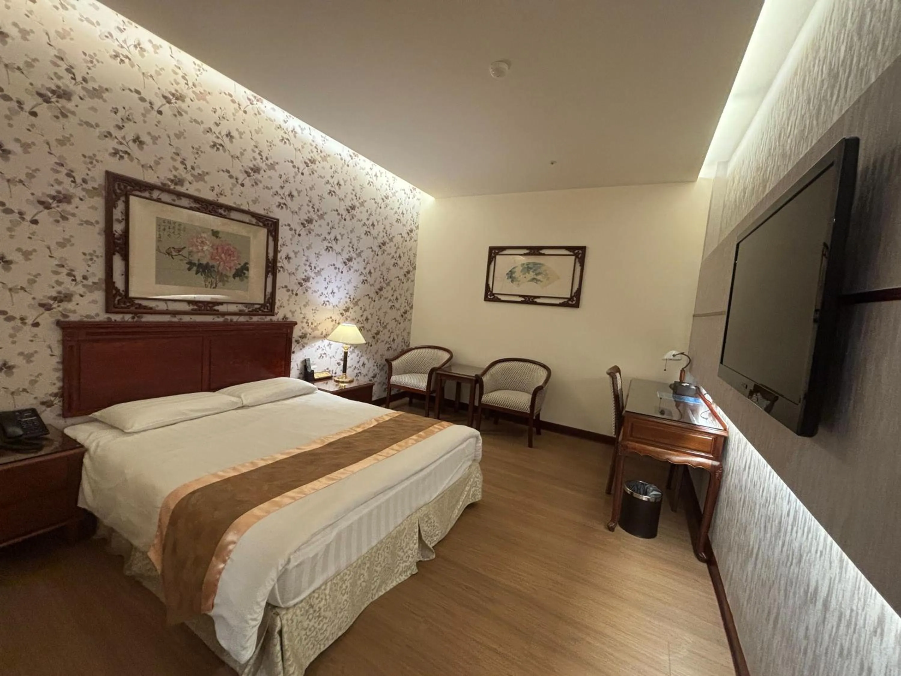 Photo of the whole room, Bed in Hi-YES HOTEL TAOYUAN