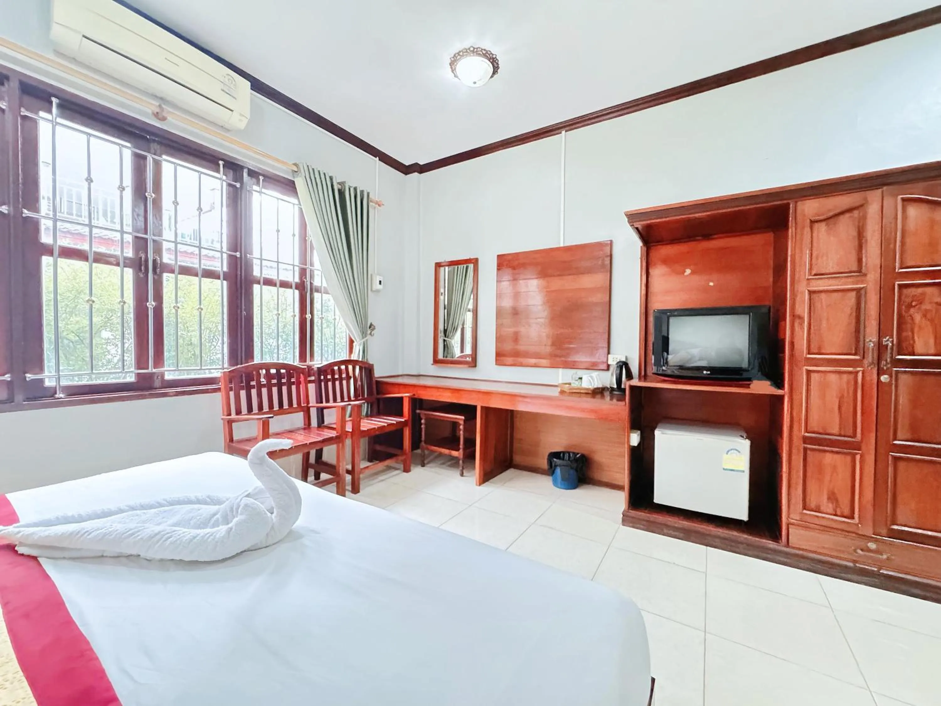 TV and multimedia, Bed in Khampaseuth Hotel