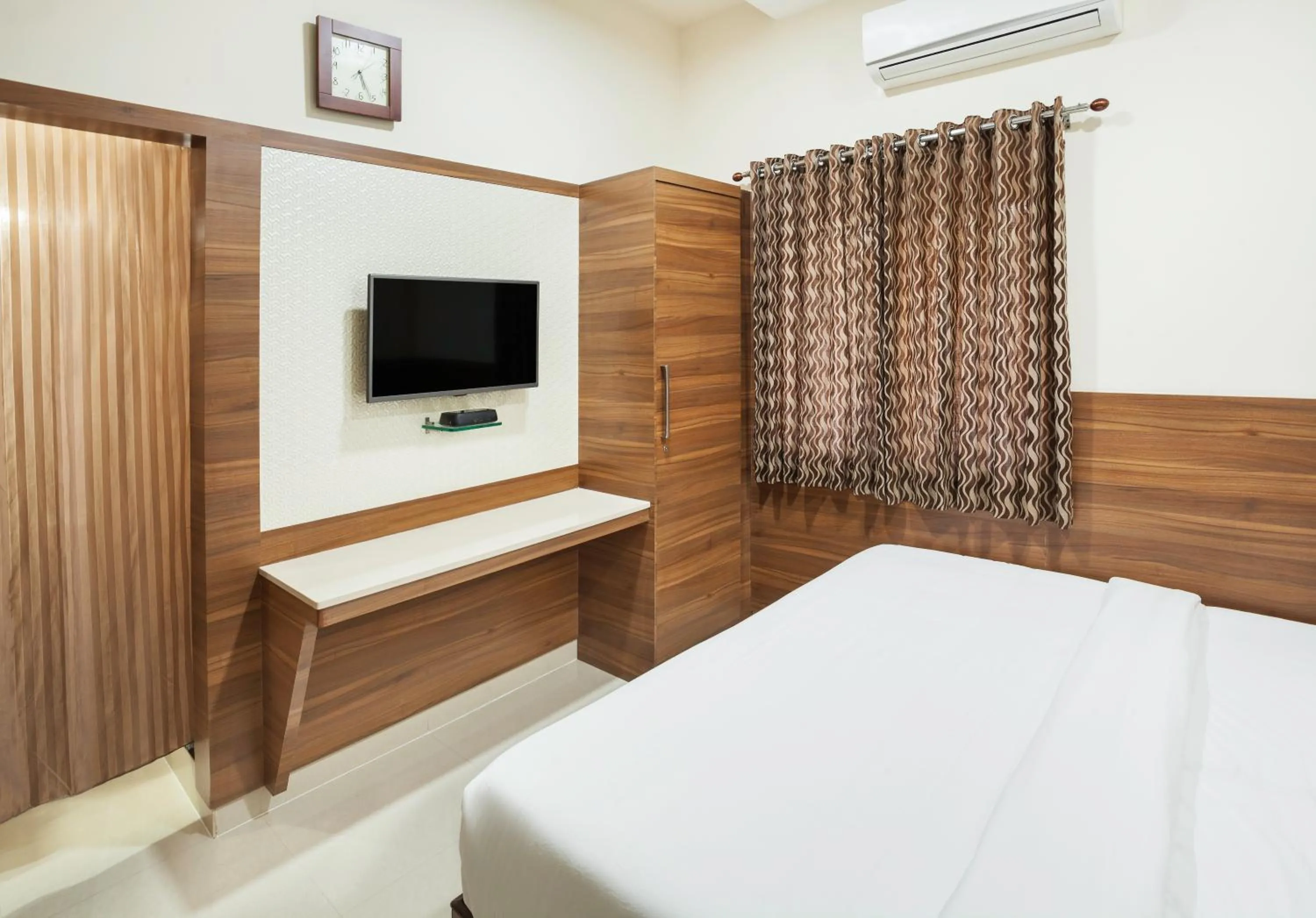 Communal lounge/ TV room, Bed in Ananyas Nest
