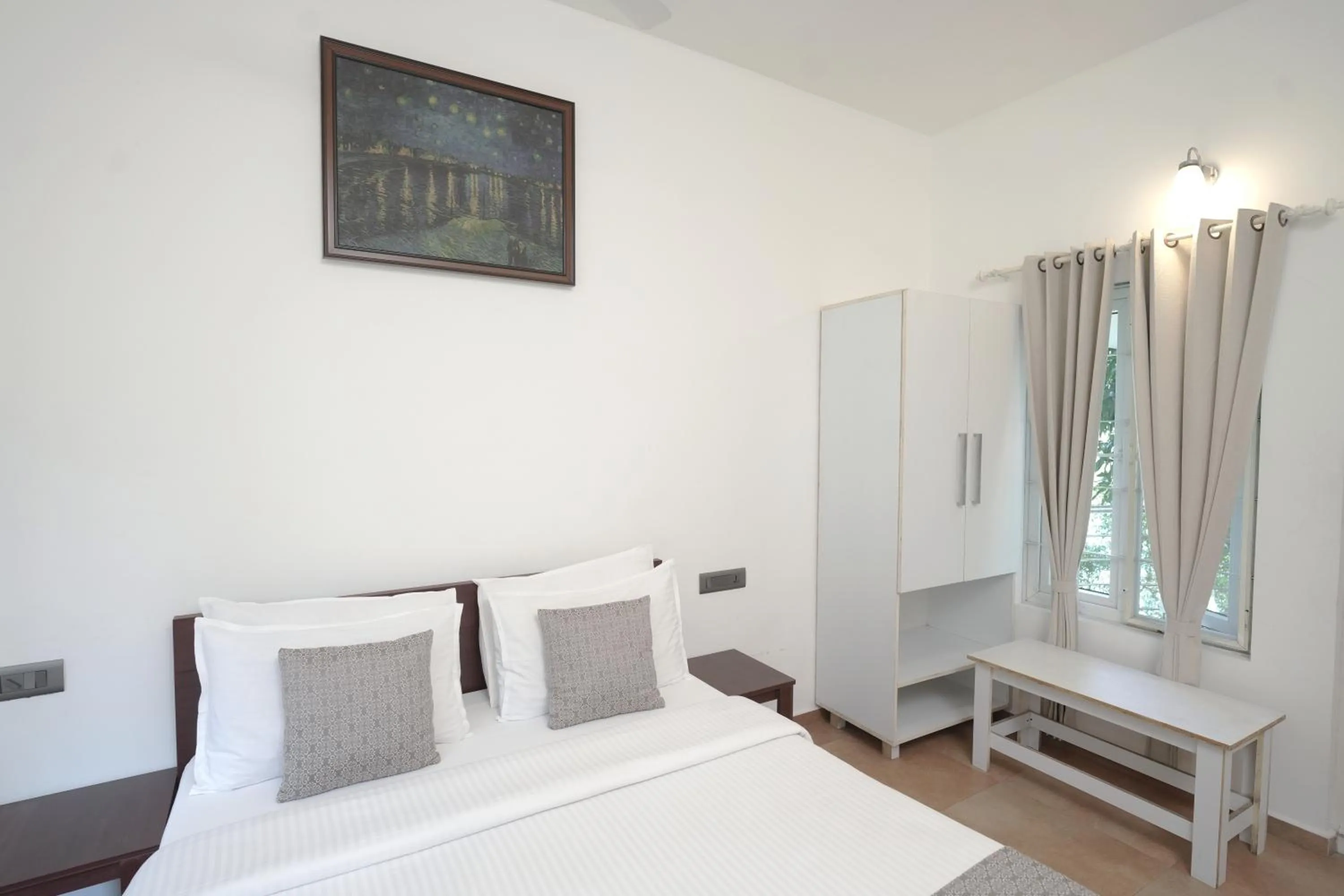 Bedroom, Bed in Falcon Crest