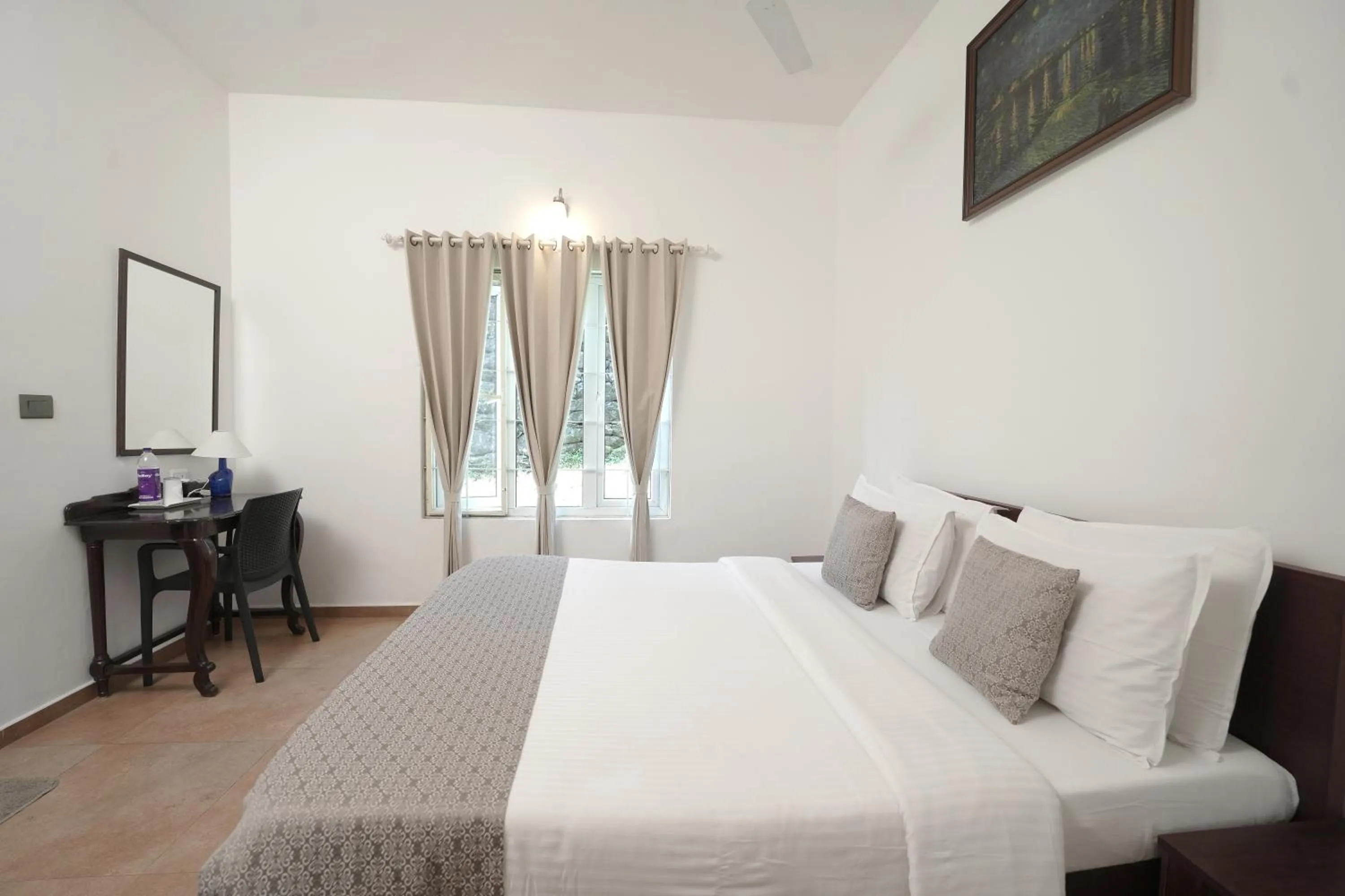 Bedroom, Bed in Falcon Crest