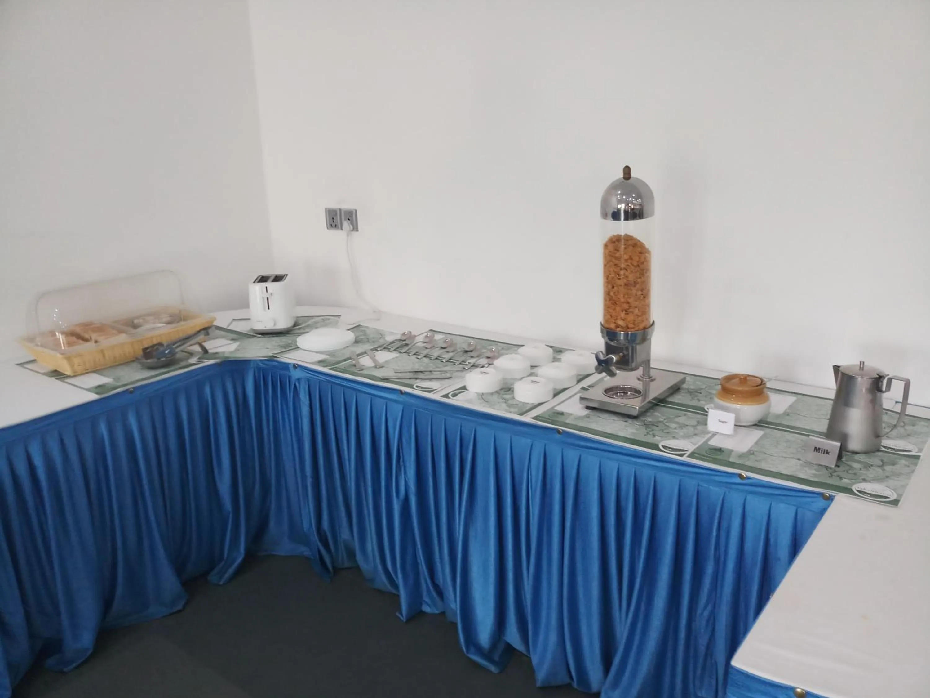 Breakfast in Falcon Crest