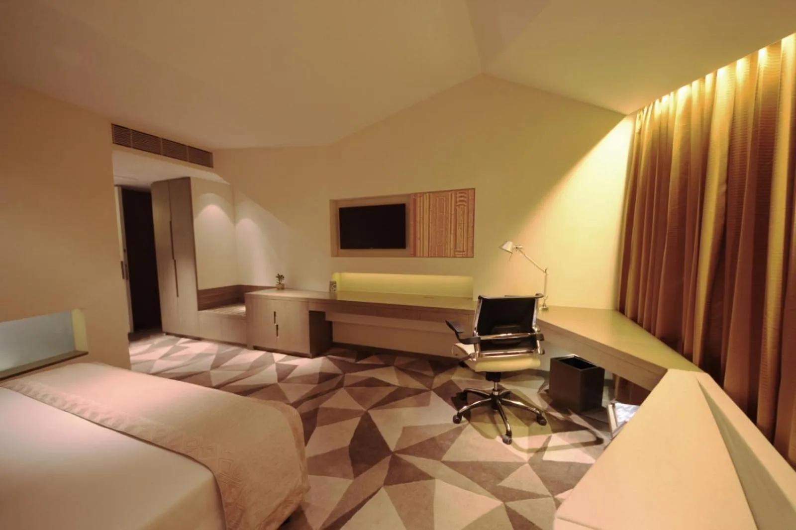 Photo of the whole room, Bed in Vivanta New Delhi, Dwarka