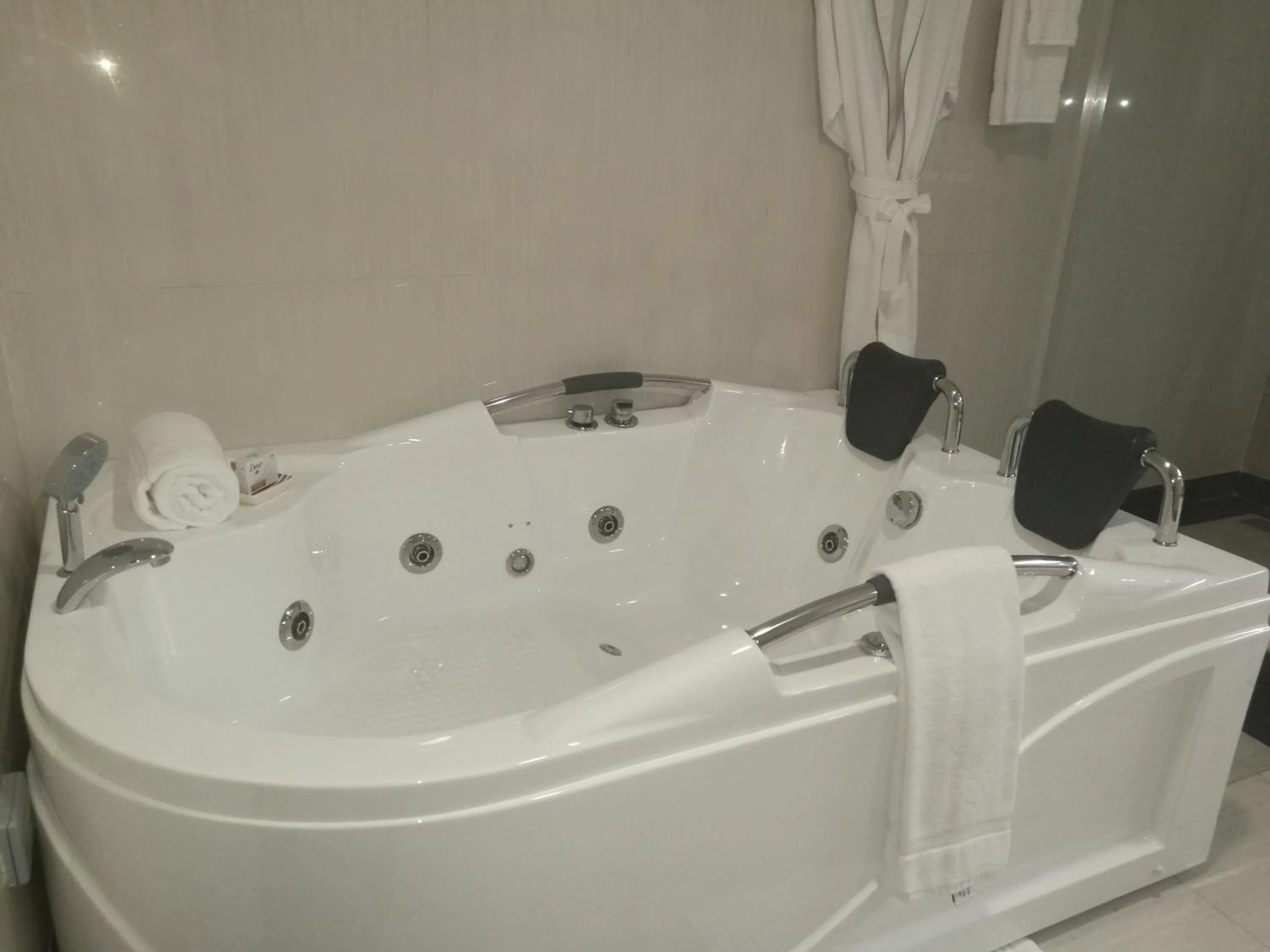 Bathroom in Peacock Hotel