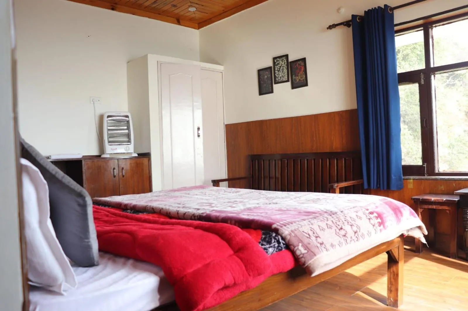 Bed in Deodar Cottage - 3BHK Villa by DeodarStays