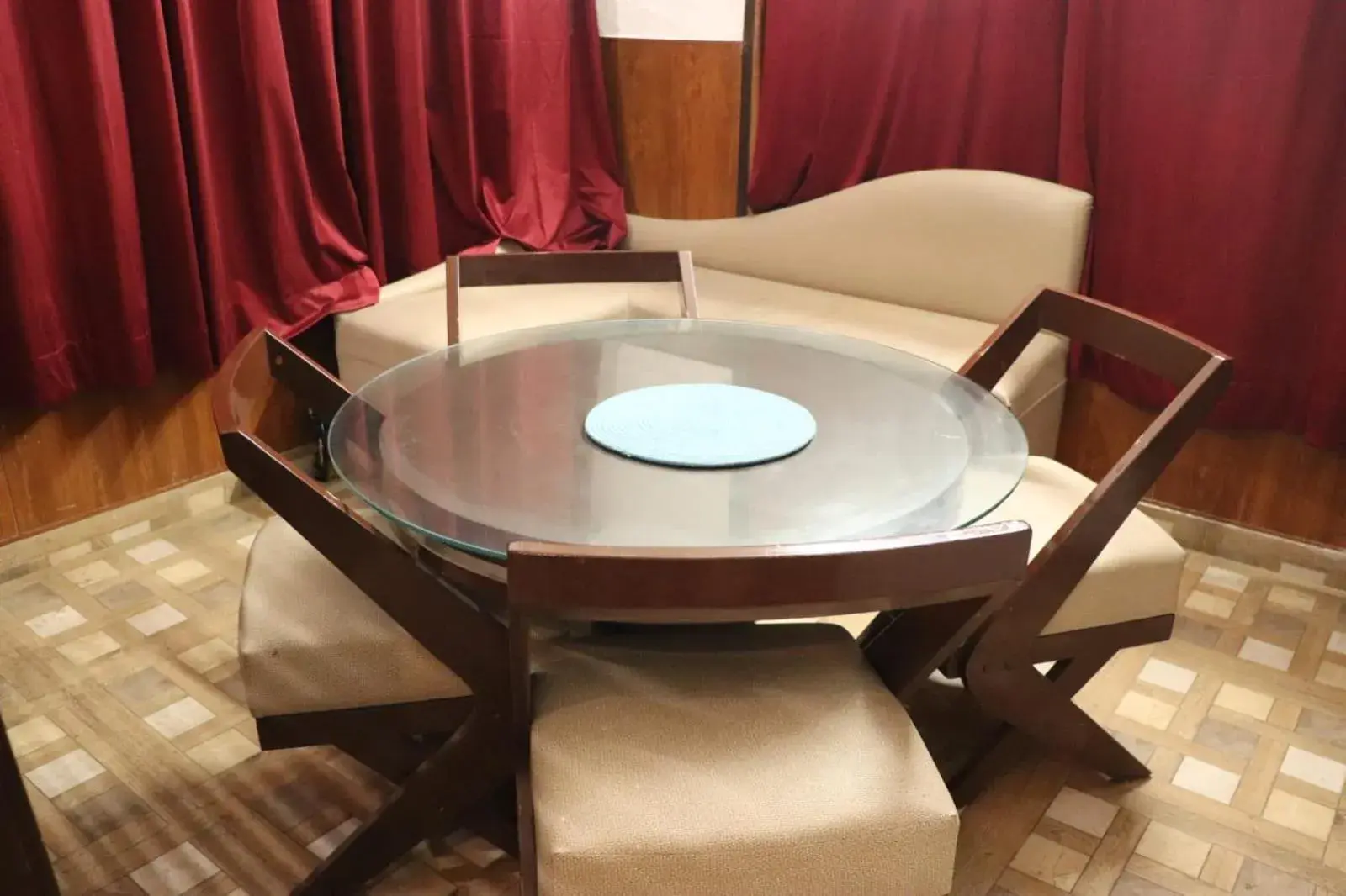 Living room in Deodar Cottage - 3BHK Villa by DeodarStays Living room in Deodar Cottage - 3BHK Villa by DeodarStays