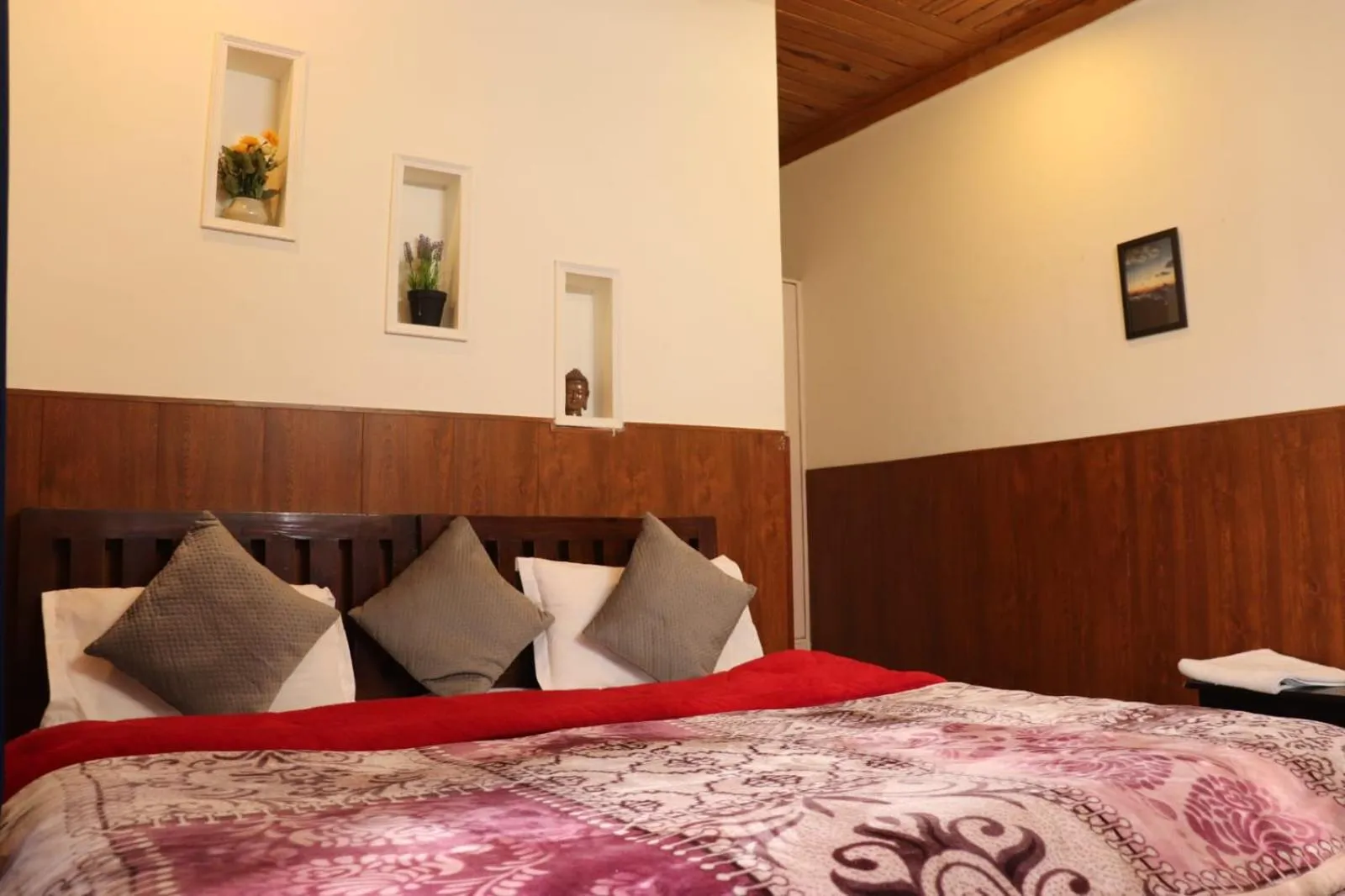 Bed in Deodar Cottage - 3BHK Villa by DeodarStays