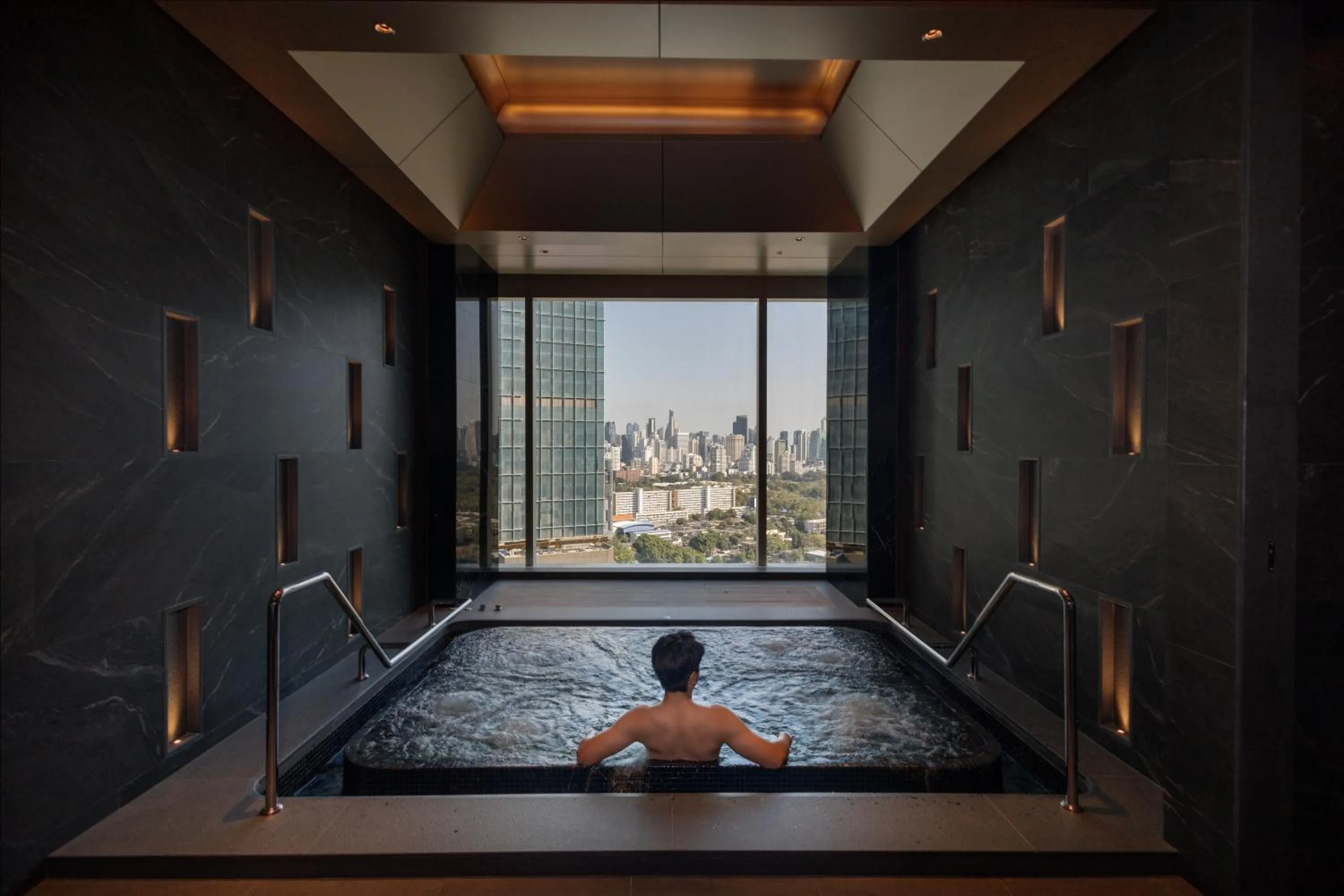 Hot Tub in Grande Centre Point Lumphini Bangkok
