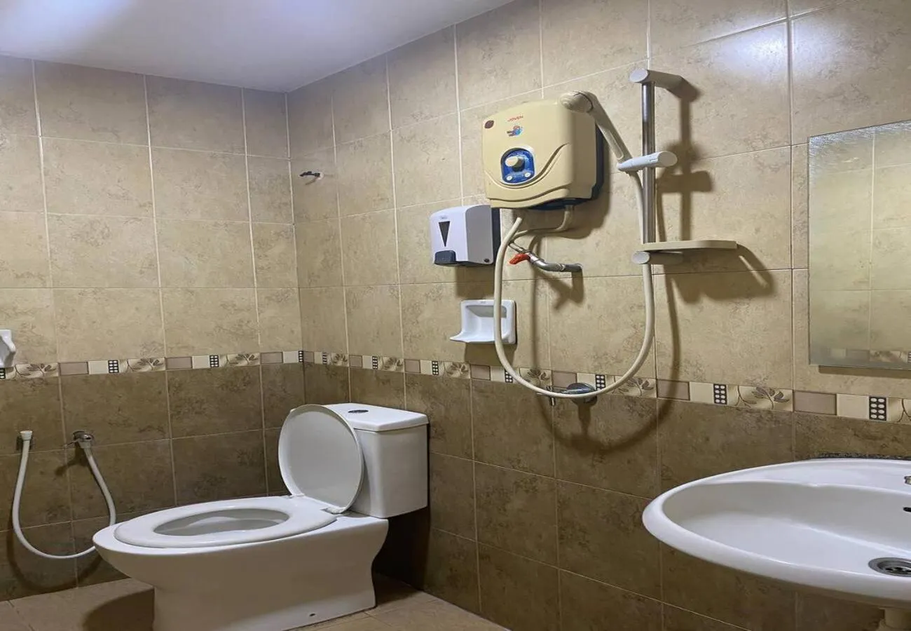 Shower in Hotel Harbour Inn