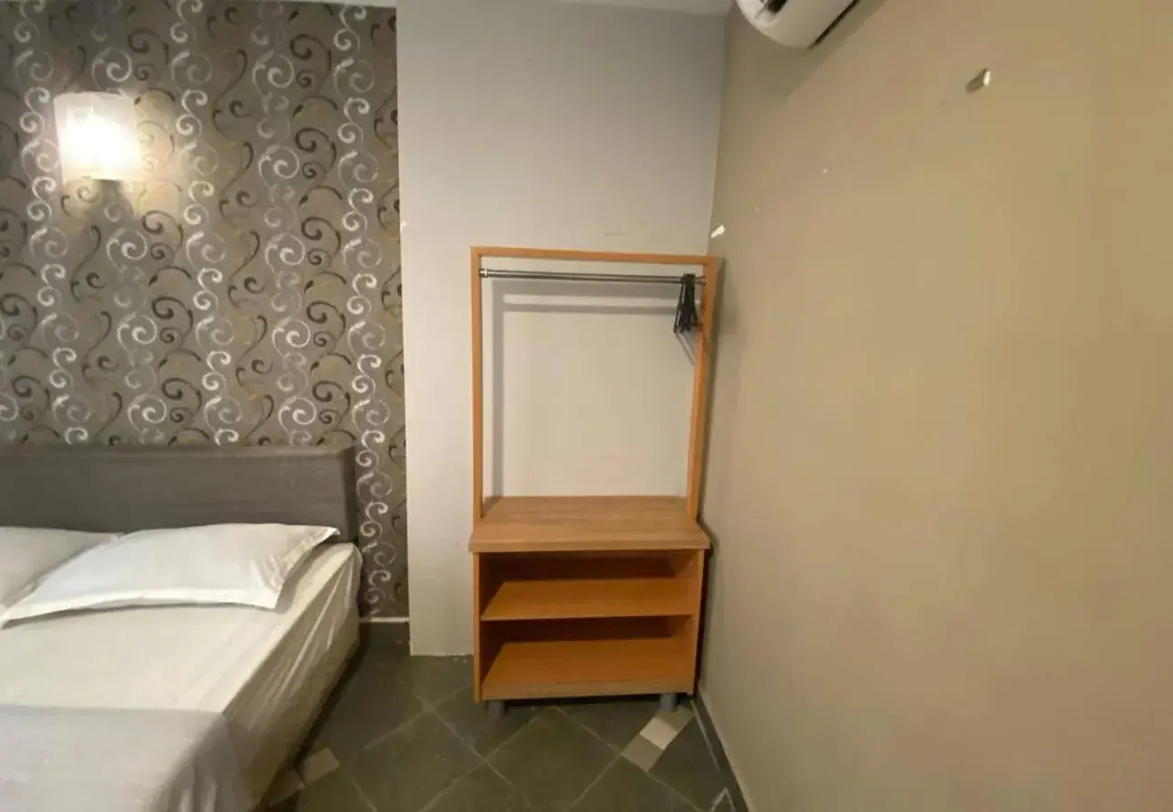 wardrobe, Bed in Hotel Harbour Inn wardrobe, Bed in Hotel Harbour Inn