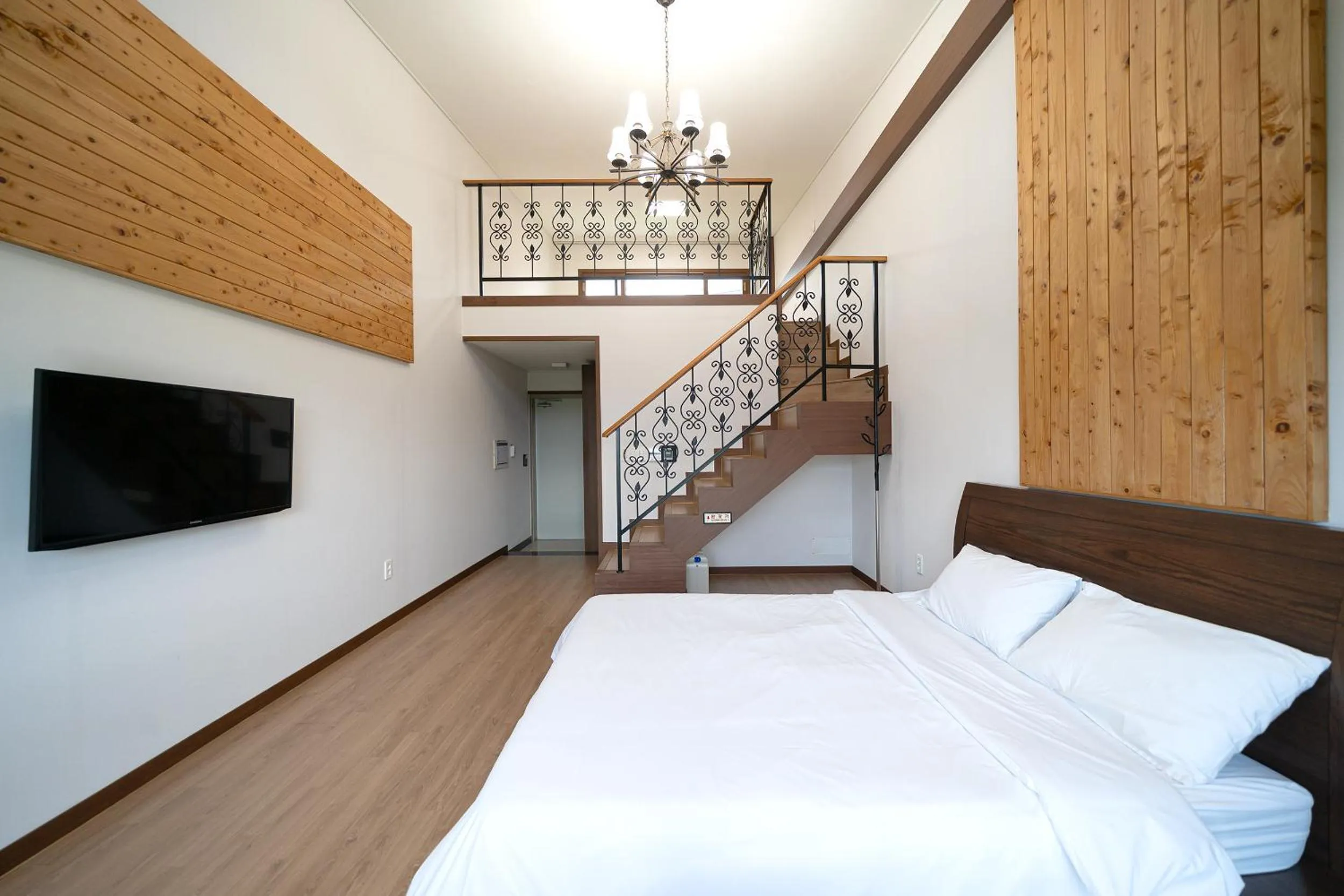 Photo of the whole room, Bed in FromH T Resort Jeju Seongsan