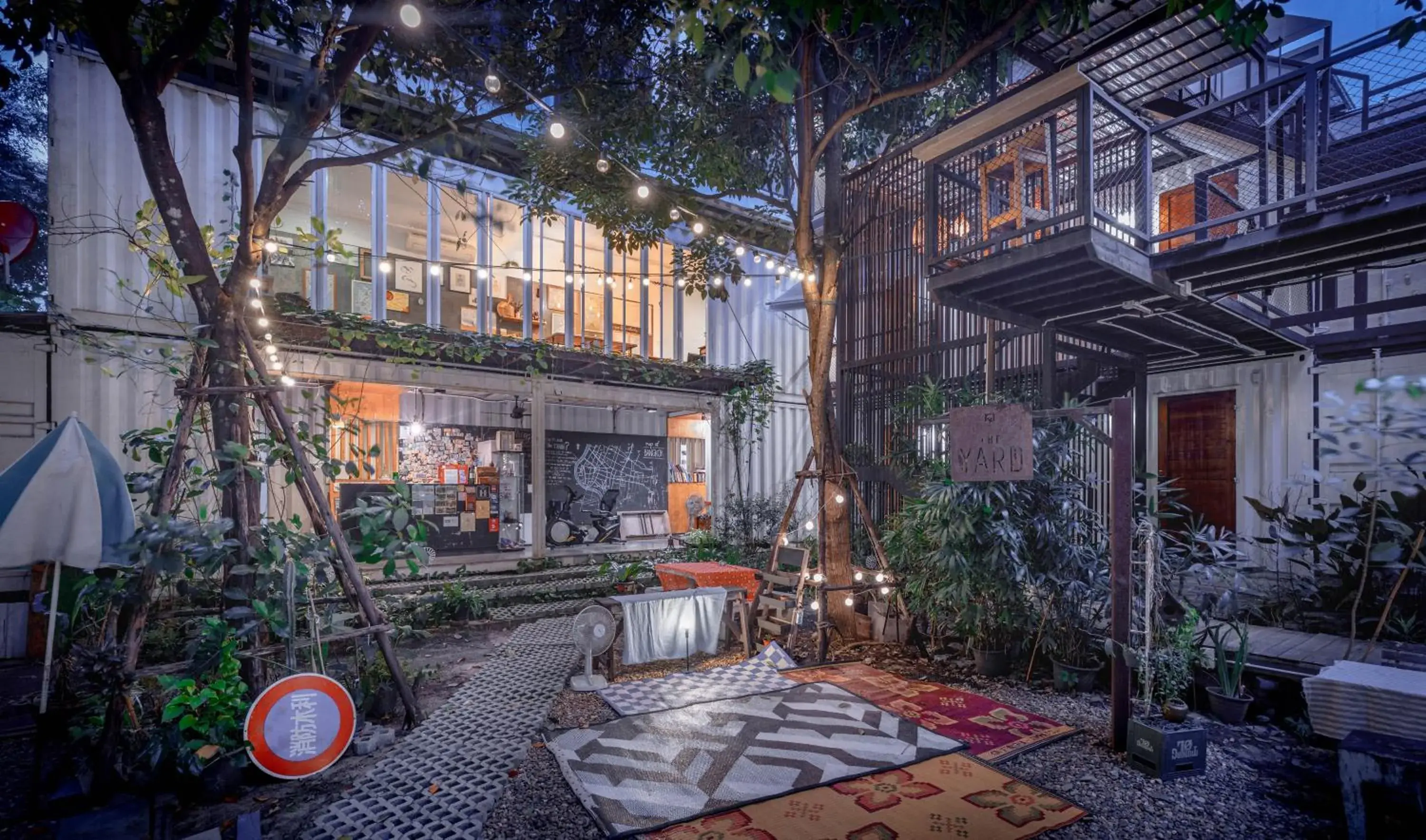 Property building in The Yard Bangkok Hostel Property building in The Yard Bangkok Hostel