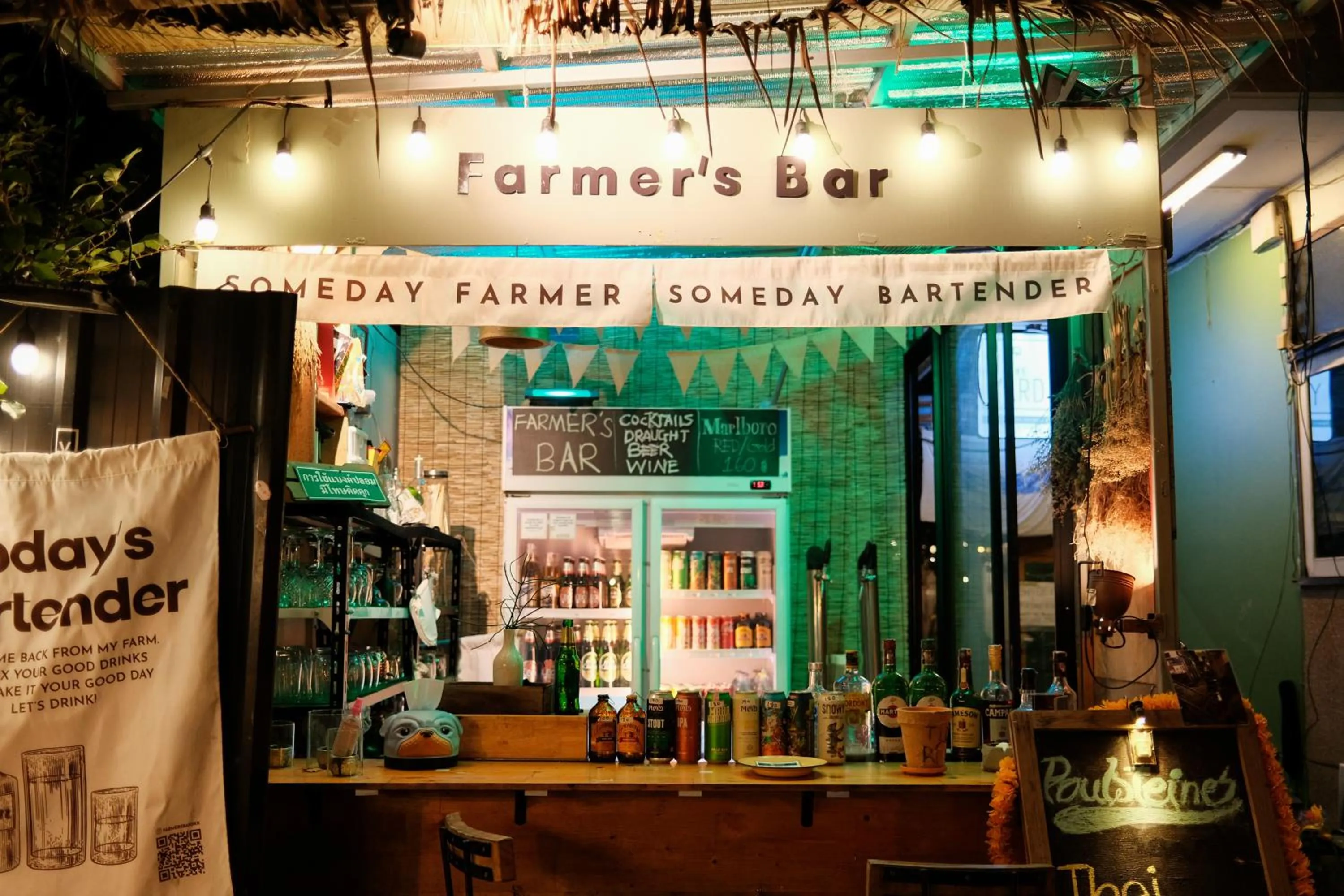 Lounge or bar in The Yard Bangkok Hostel